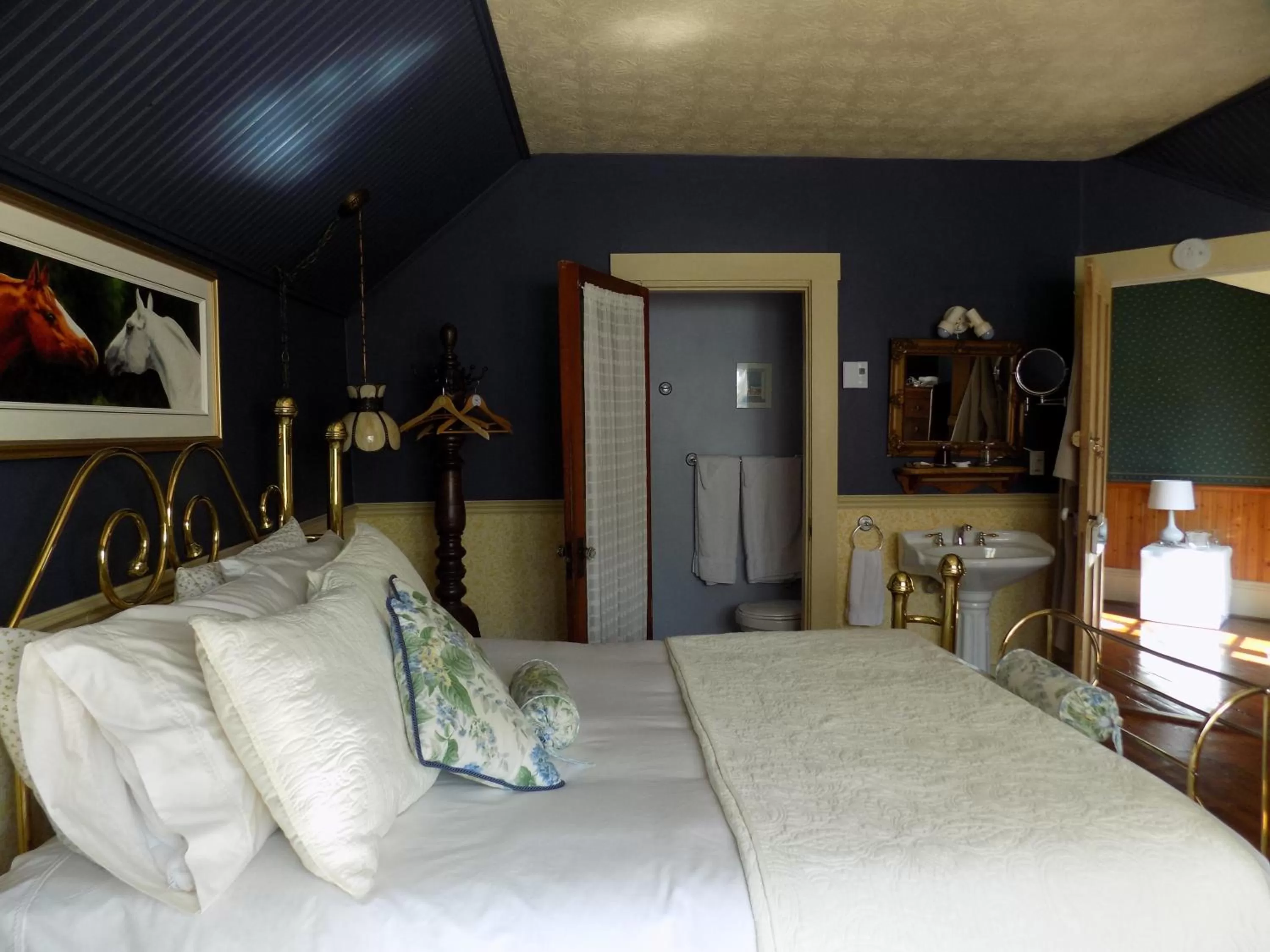 Photo of the whole room, Bed in À L'Ancestrale B&B