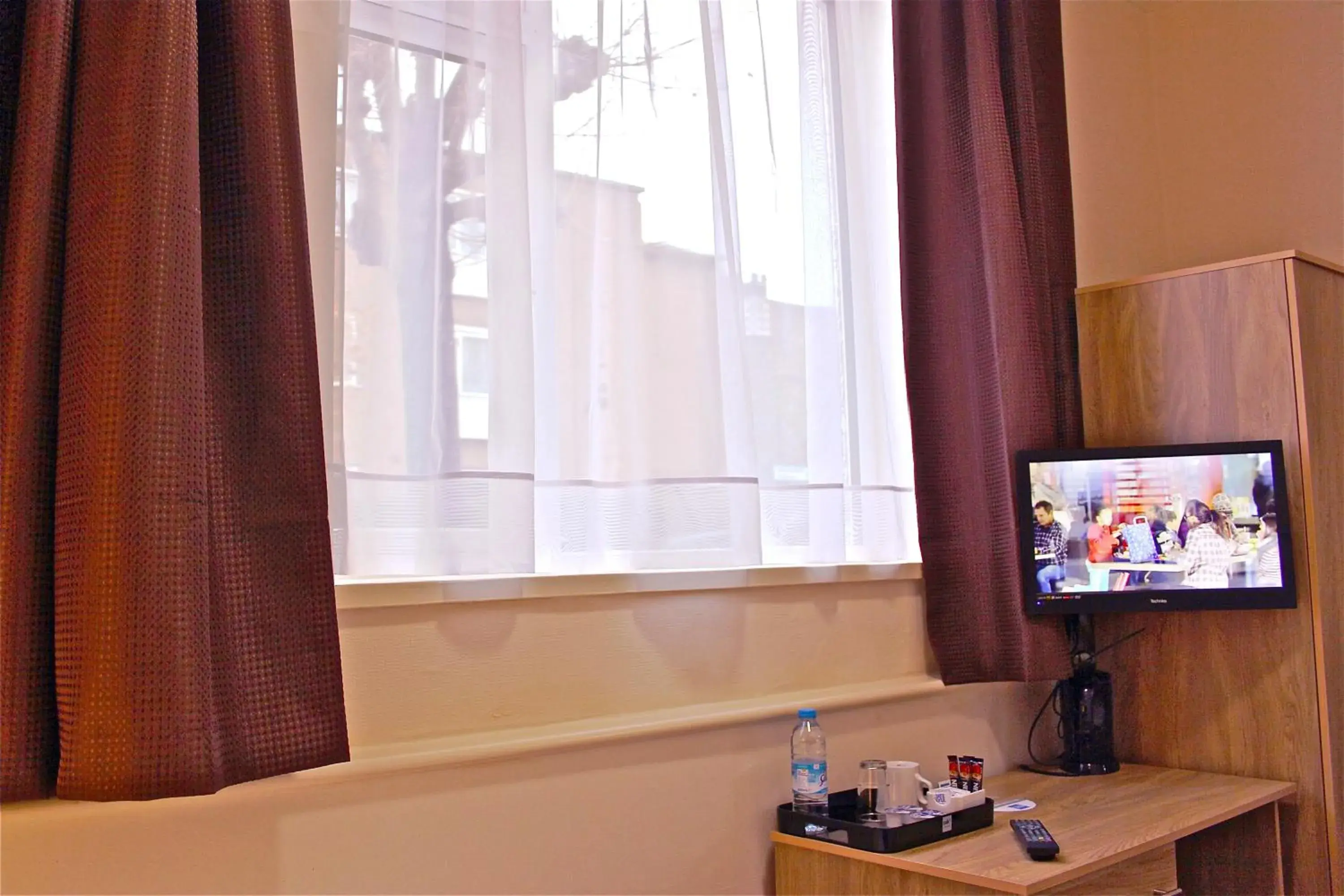 Communal lounge/ TV room, Coffee/Tea Facilities in OYO Central Hotel Golders Green
