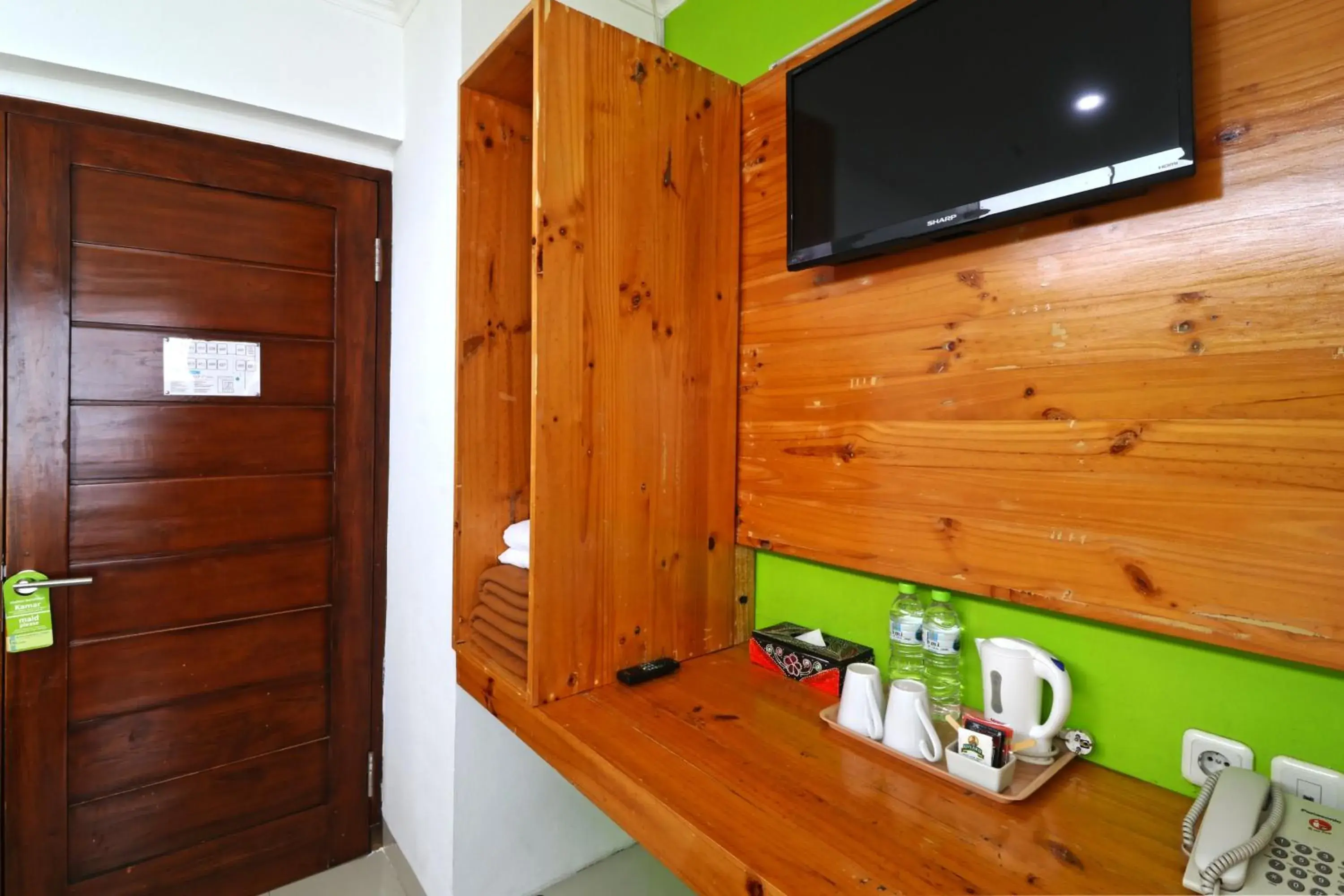 Coffee/tea facilities, TV/Entertainment Center in Hotel Bumi Makmur Indah Lembang