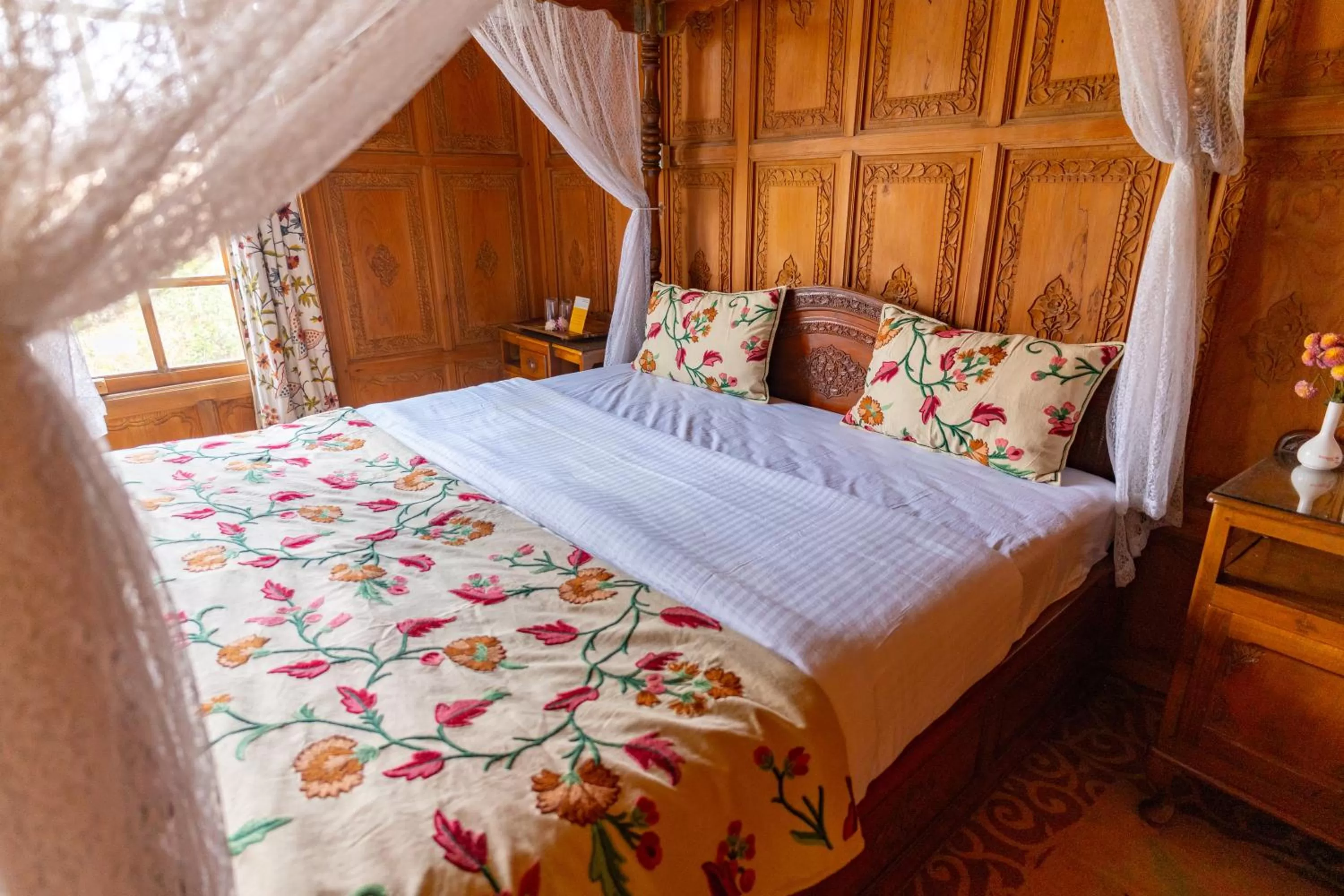 Bed in Wangnoo Heritage Houseboats