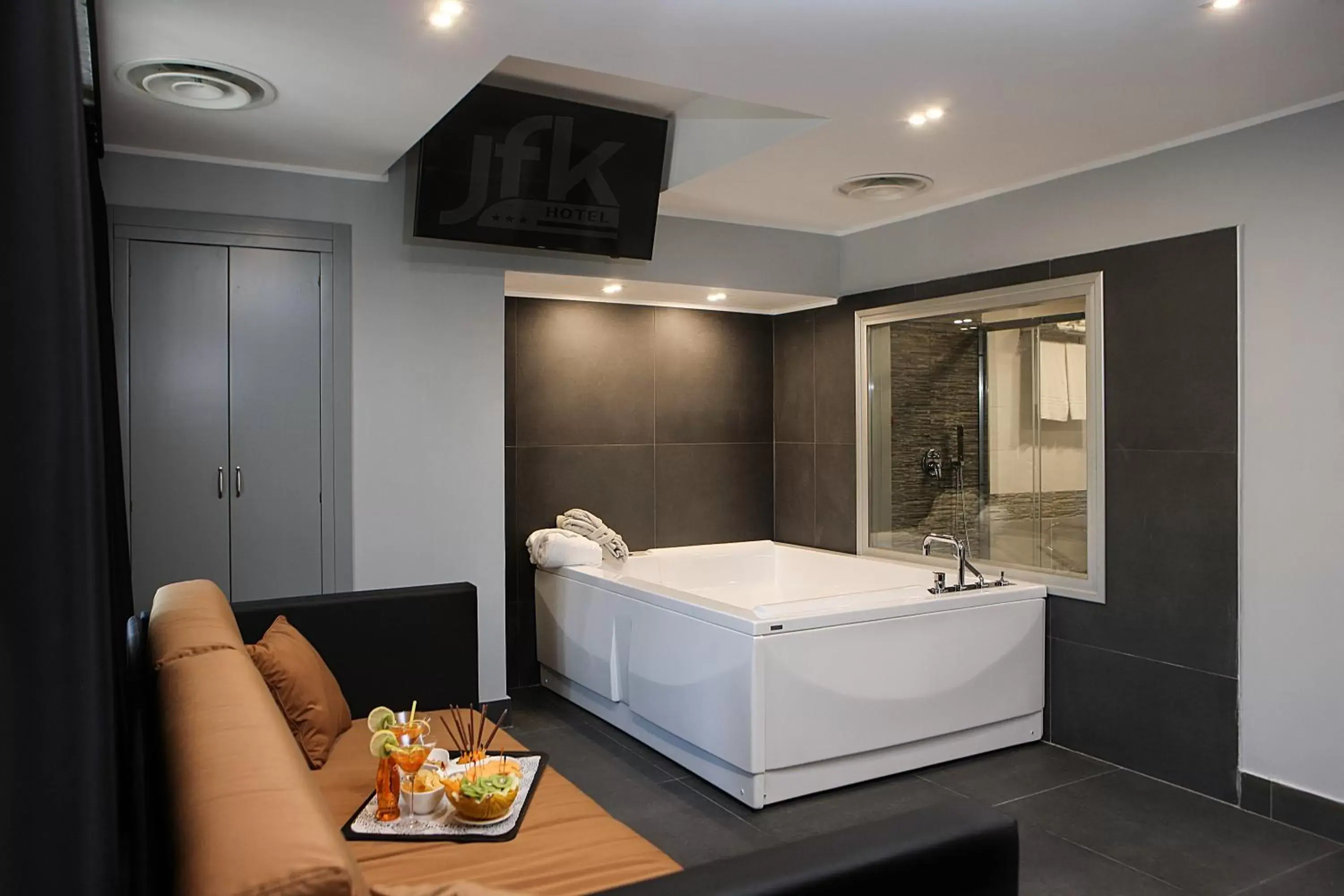 Hot Tub, Bathroom in Best Western JFK Hotel