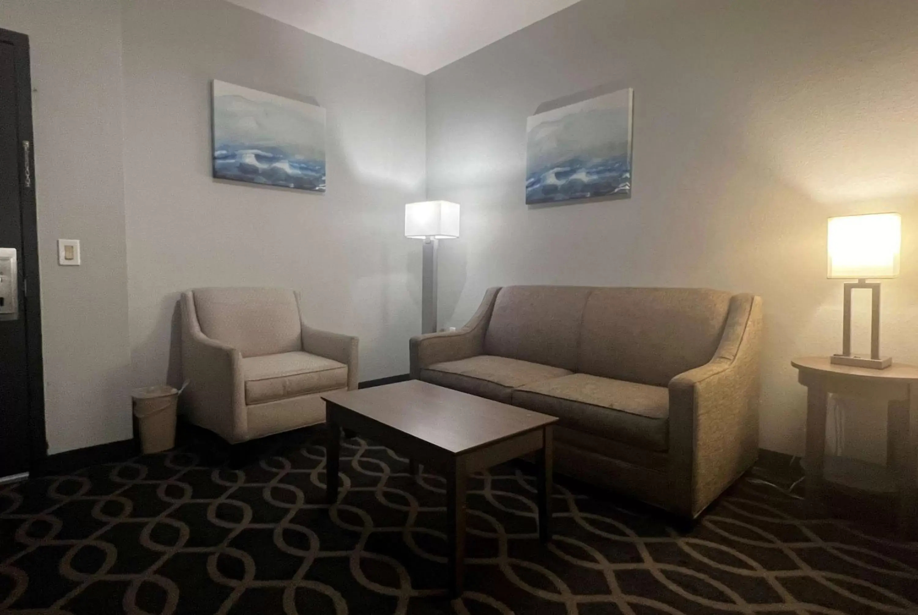 Photo of the whole room, Seating Area in Wingate by Wyndham Humble/Houston Intercontinental Airport