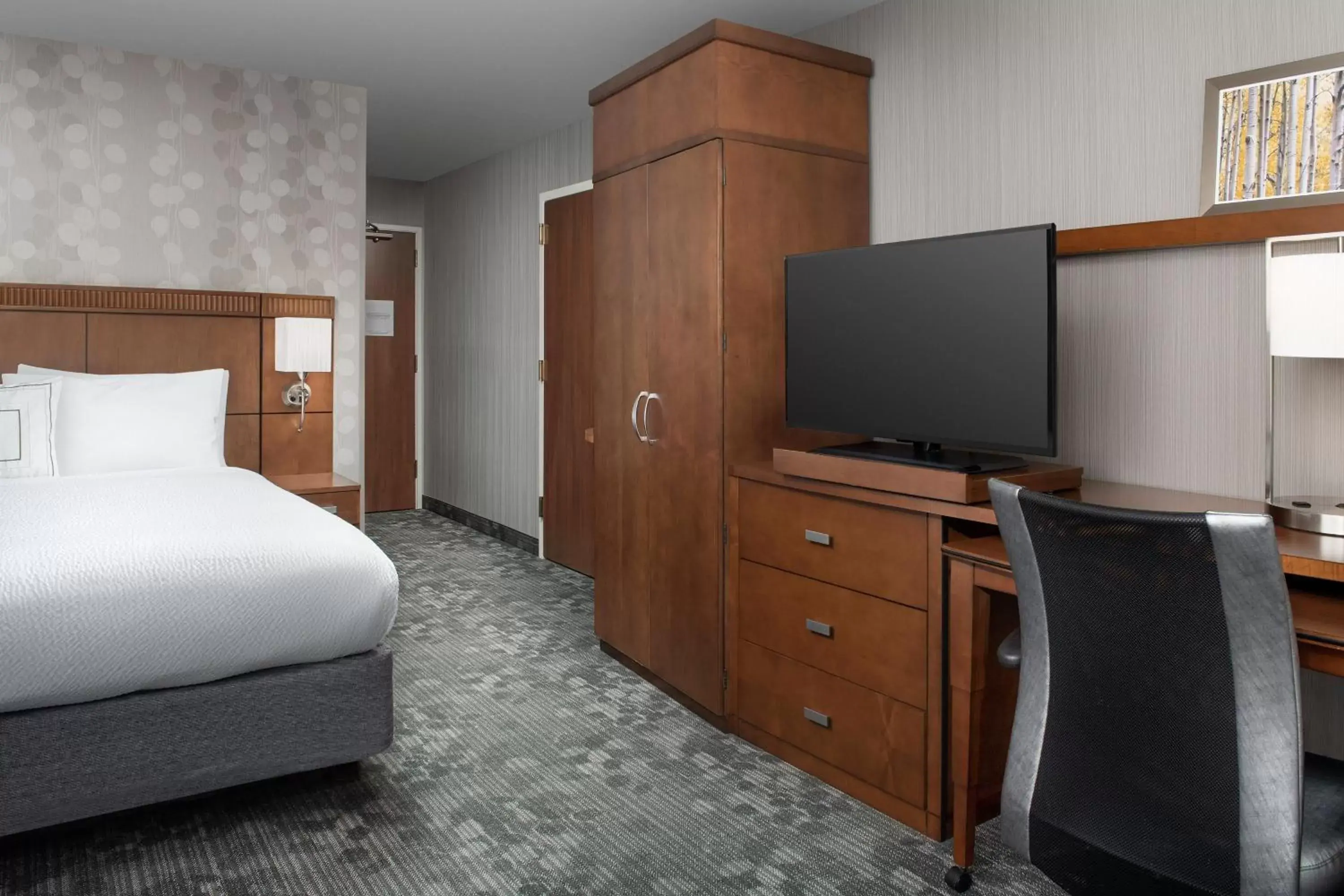 Photo of the whole room, Bed in Courtyard by Marriott Portland Tigard