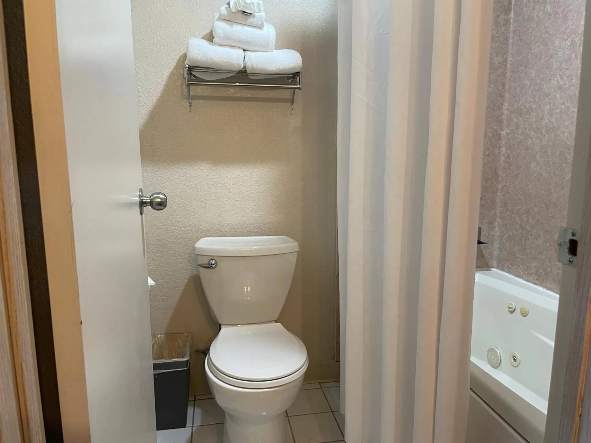 Bathroom in Americas Best Value Inn Lynnwood