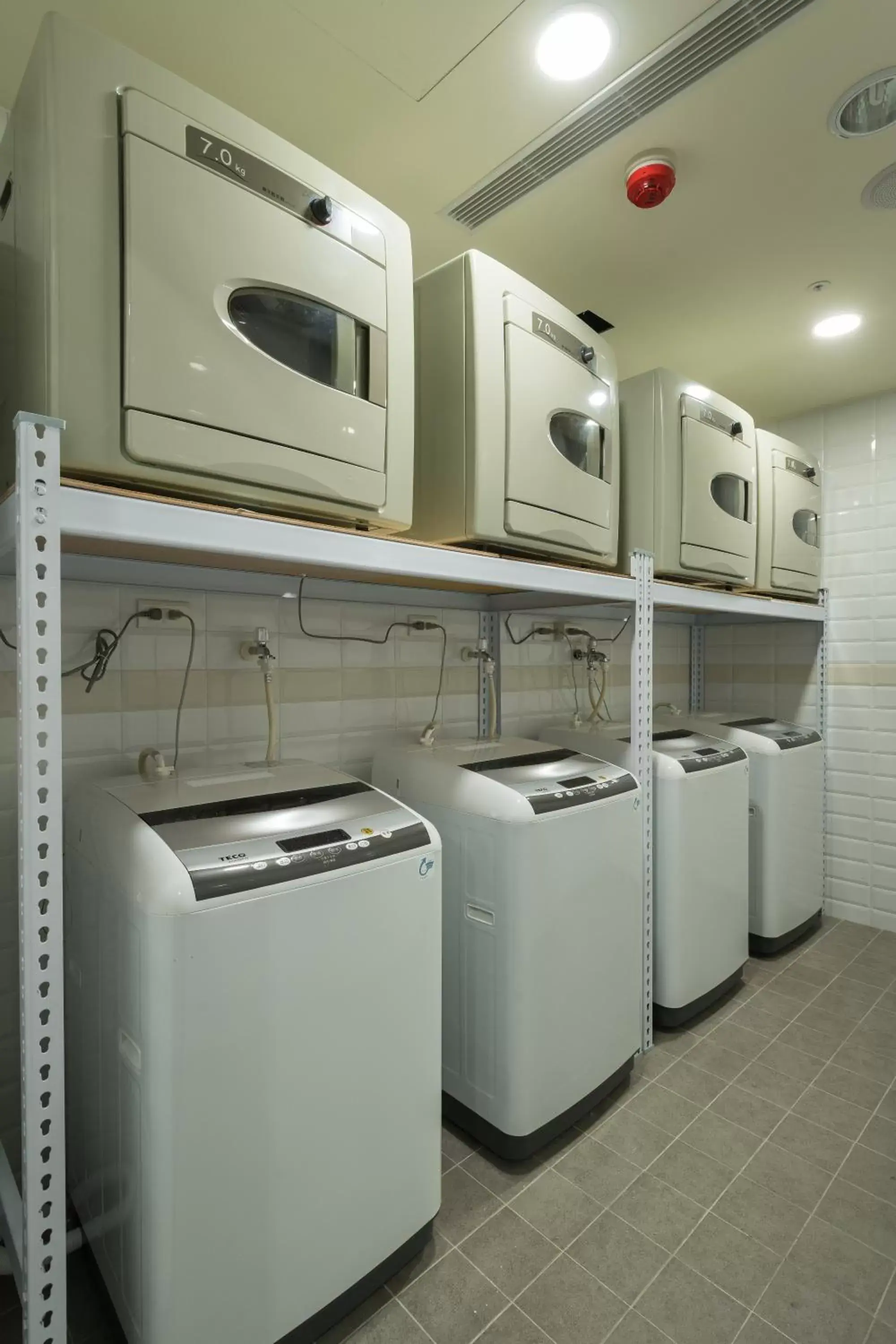 washing machine, Kitchen/Kitchenette in Skyone Hotel