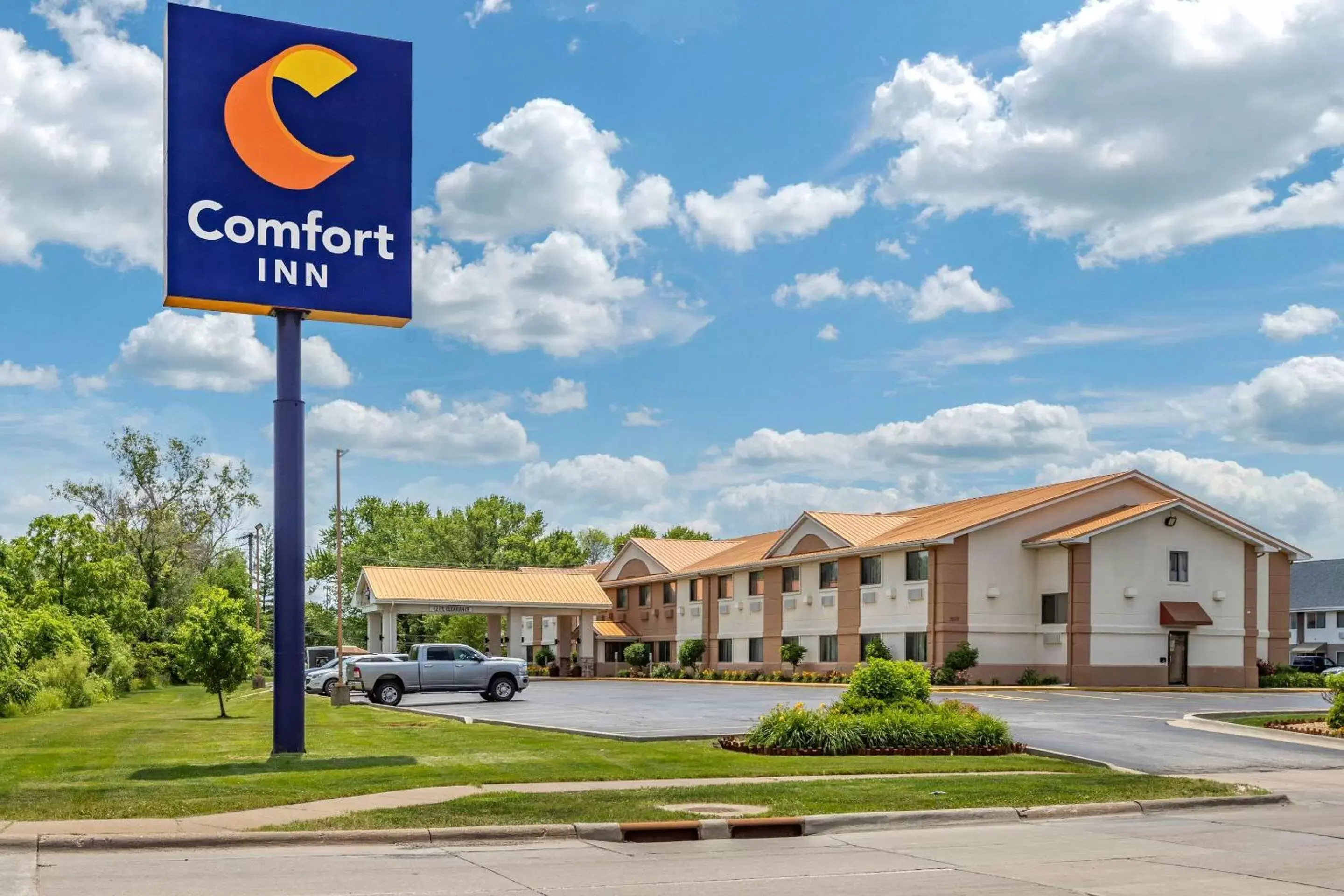 Property building in Comfort Inn Moline - Quad Cities