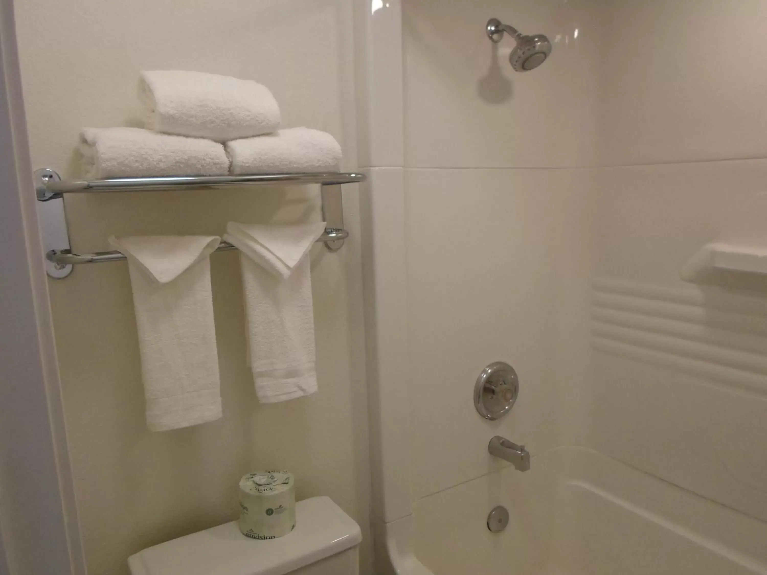 Shower, Bathroom in Howard Johnson by Wyndham Las Vegas near the Strip