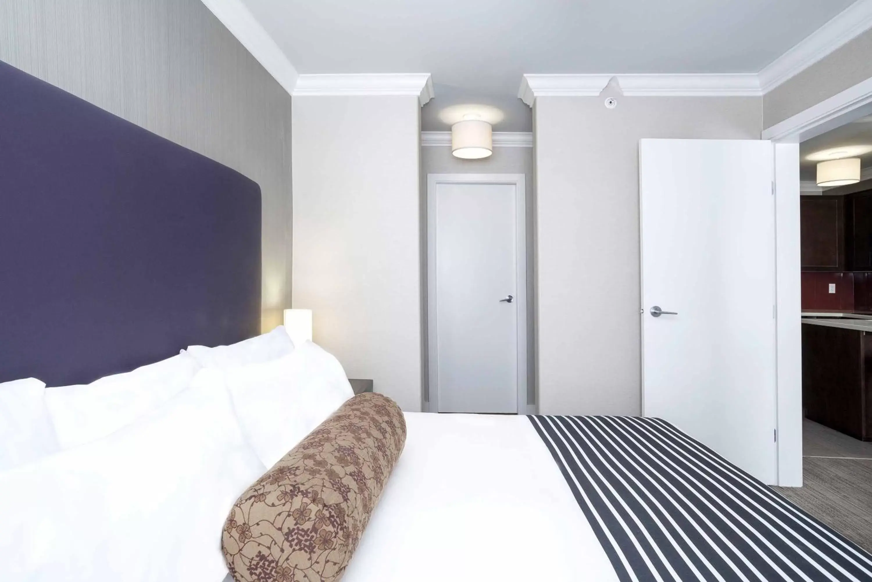 Bedroom, Bed in Sandman Hotel & Suites Calgary South