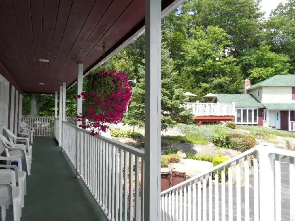 Day, Balcony/Terrace in Pinebrook Motel