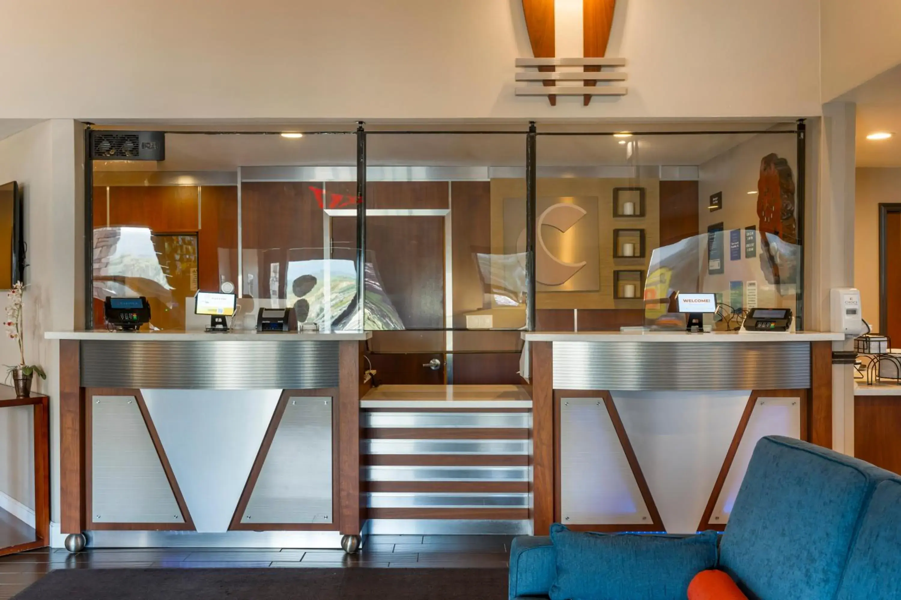 Lobby or reception, Kitchen/Kitchenette in Comfort Inn & Suites Redwood Country