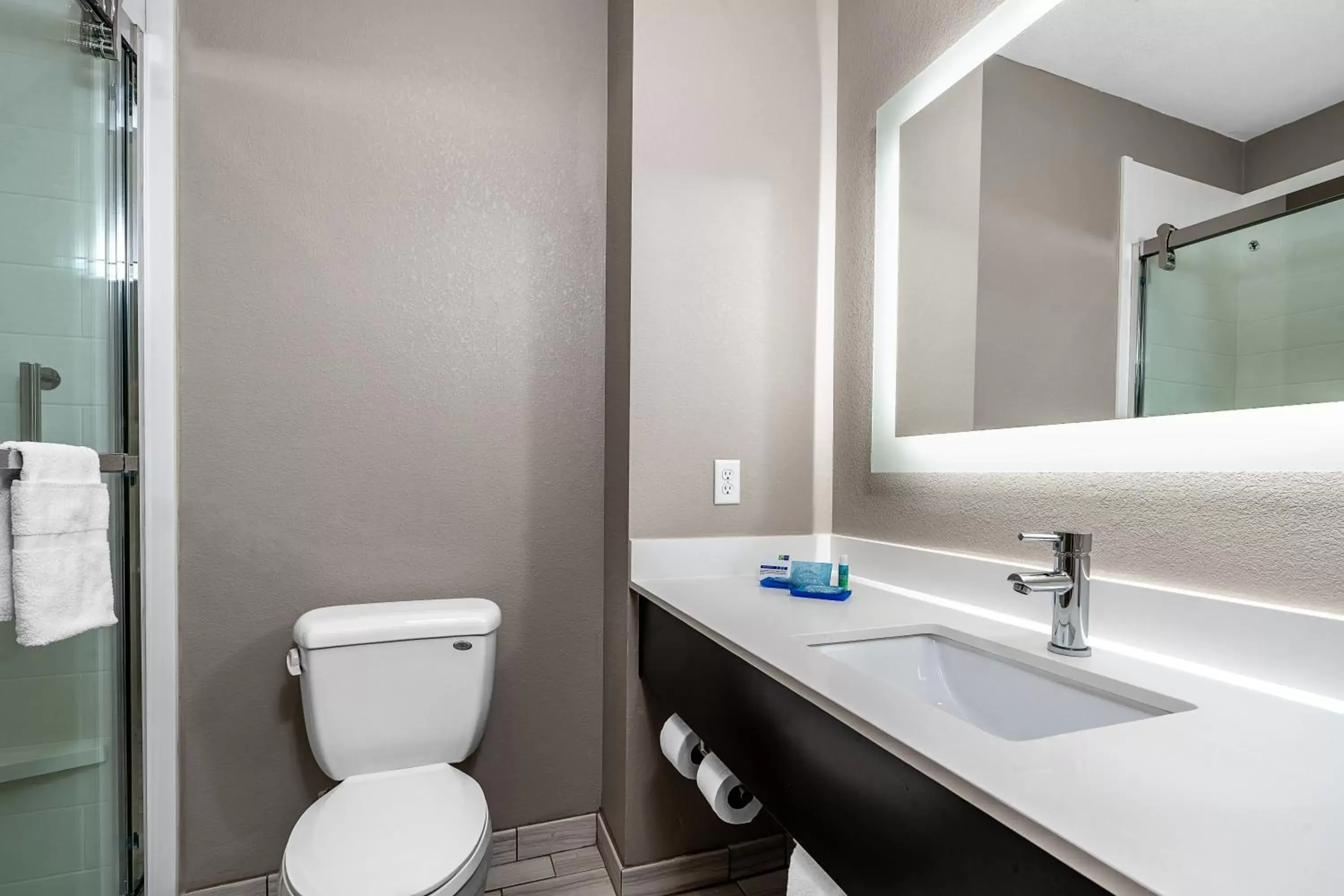 Photo of the whole room, Bathroom in Holiday Inn Express Hotel & Suites Kilgore North, an IHG Hotel