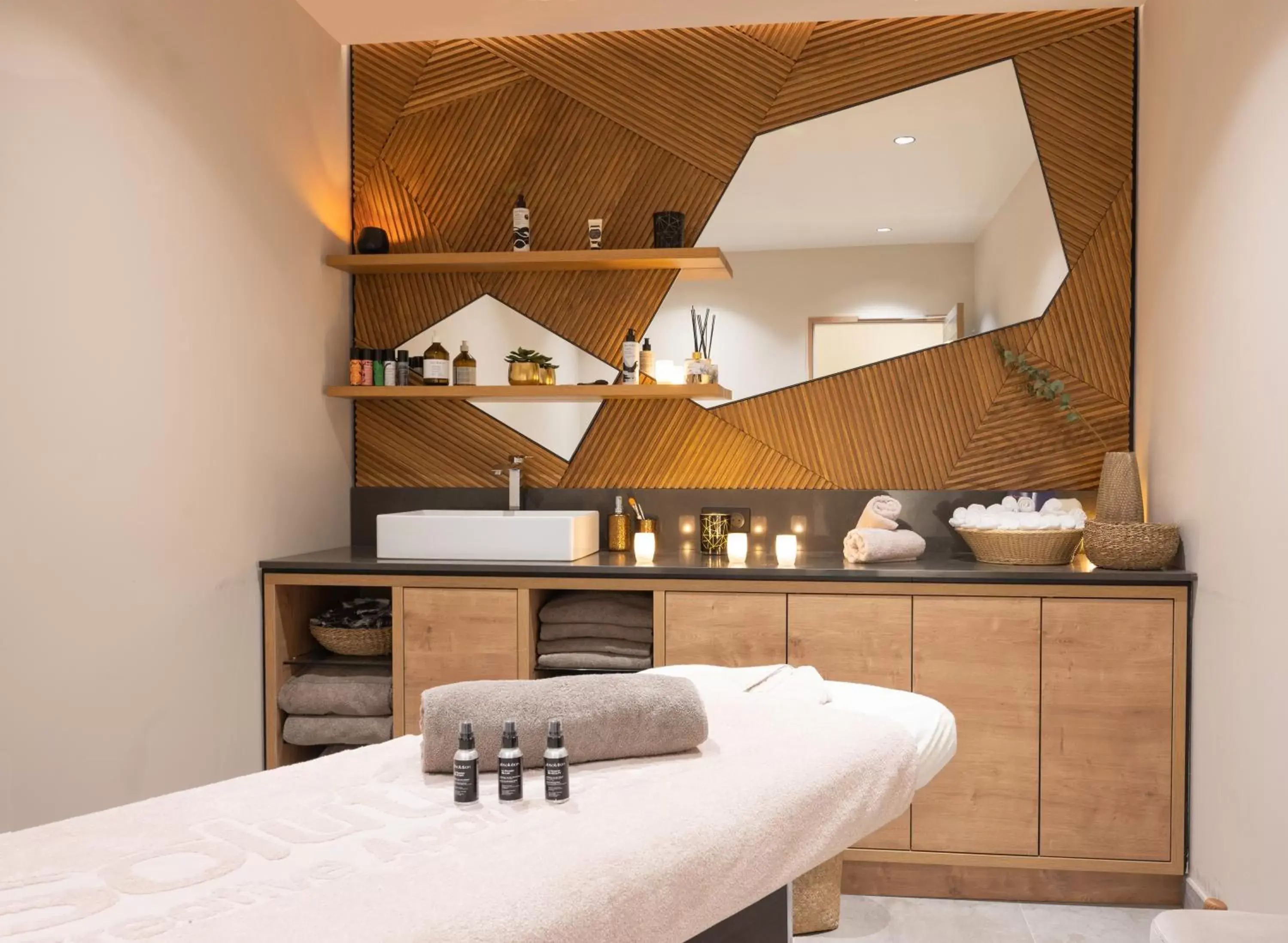 Massage, Spa/Wellness in Hôtel VoulezVous by Les Etincelles