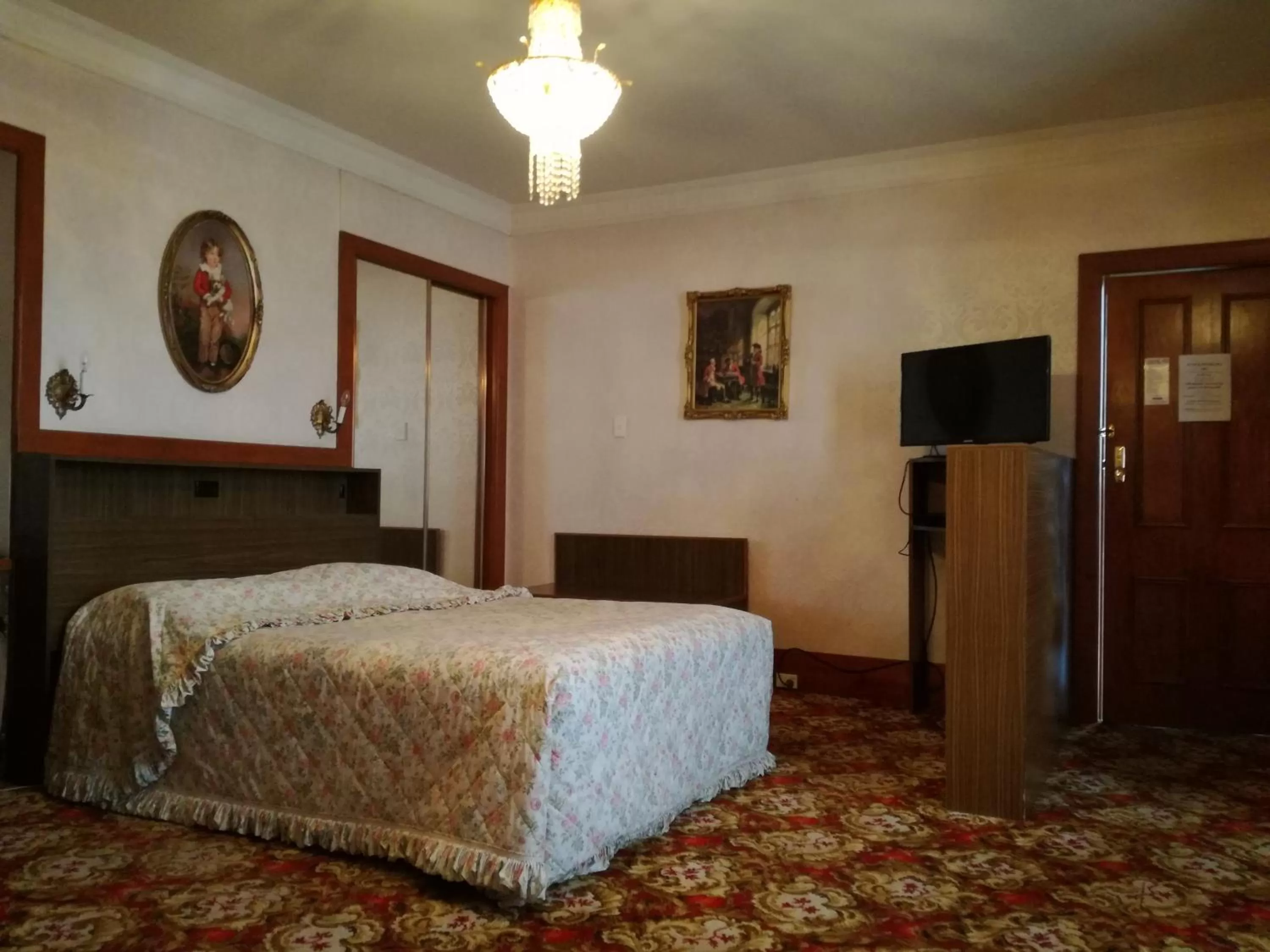 Bed in Motel Mayfair on Cavell