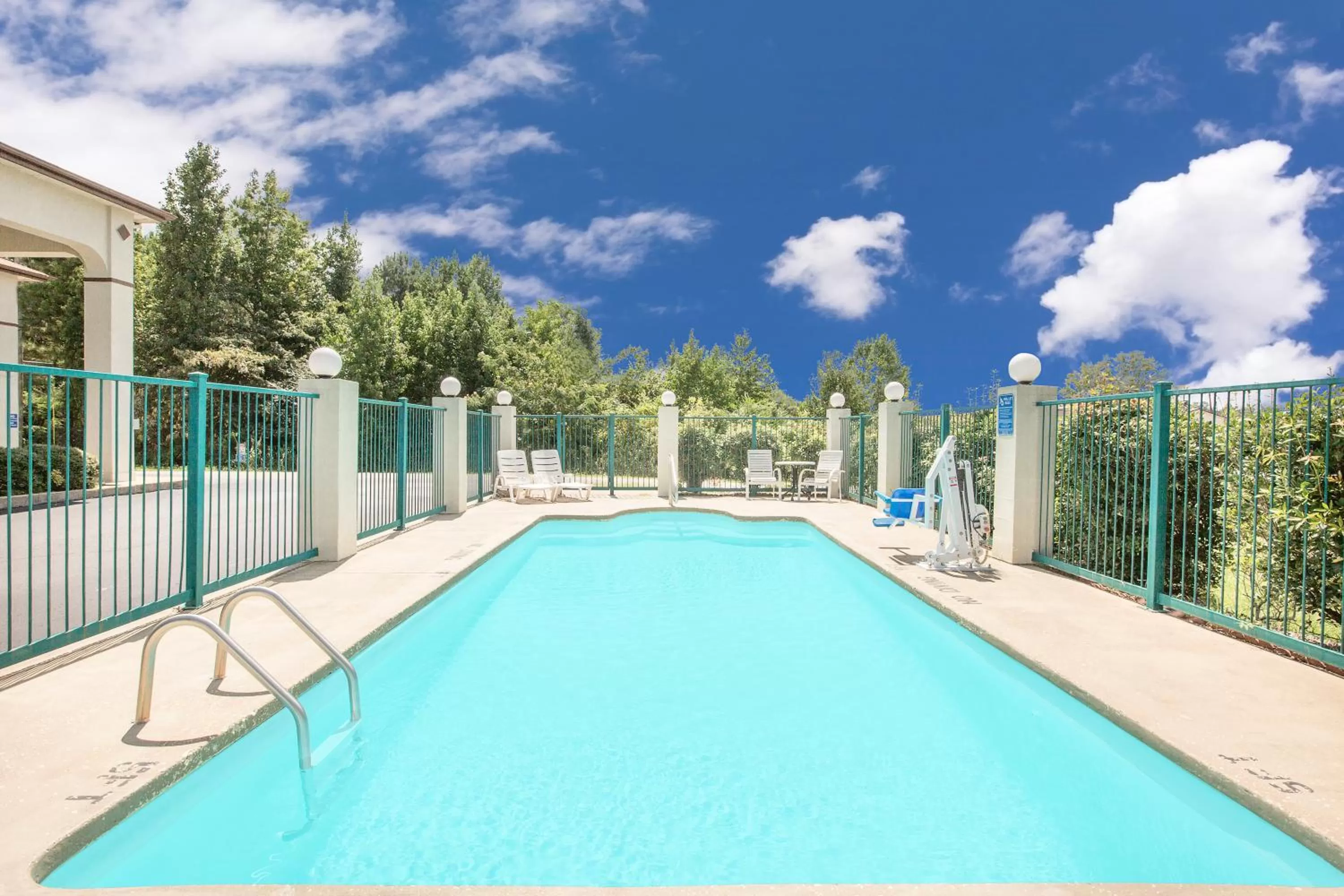 Days Inn by Wyndham Hamilton