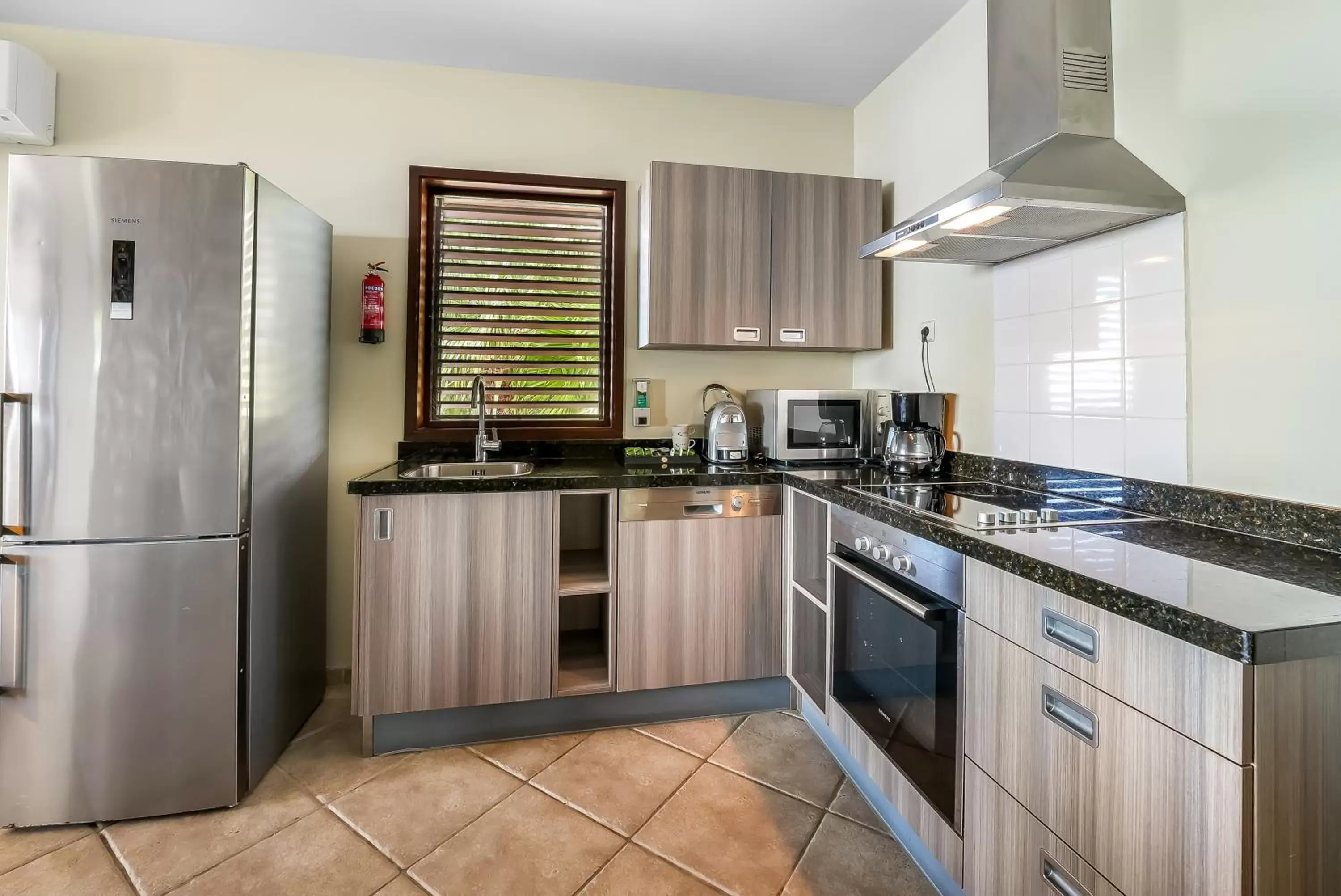 Coffee/tea facilities, Kitchen/Kitchenette in LionsDive Beach Resort