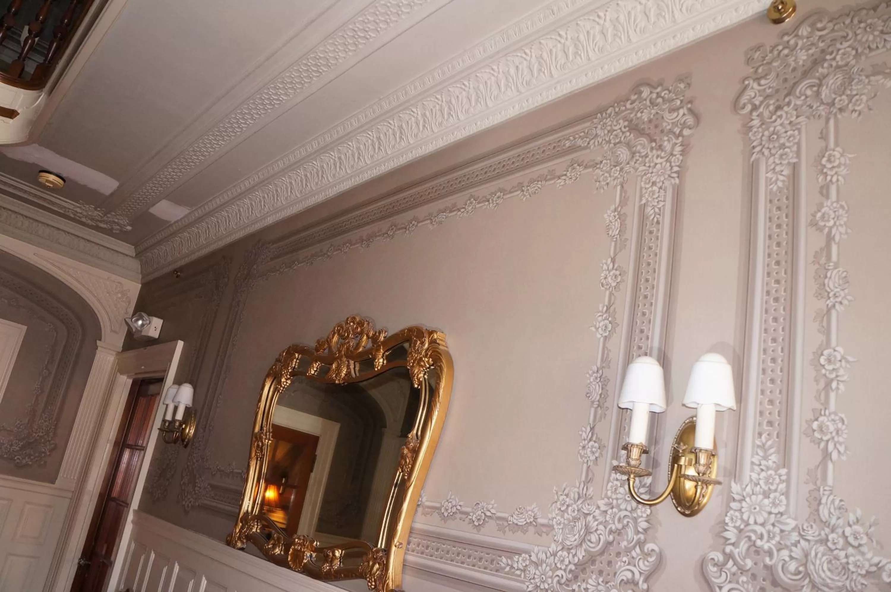 Decorative detail in Silver Fountain Inn