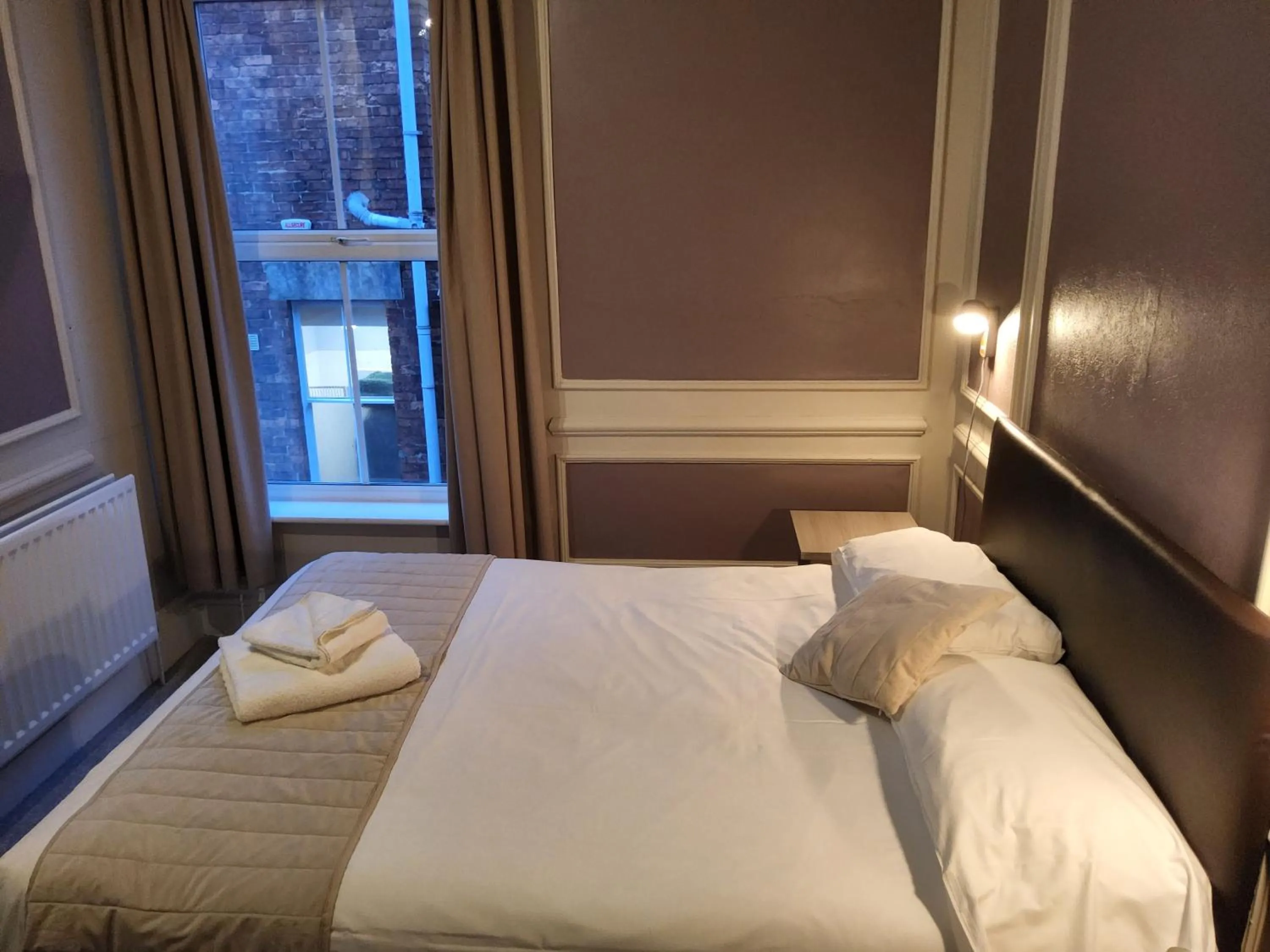 Bedroom, Bed in The Avenue Hotel