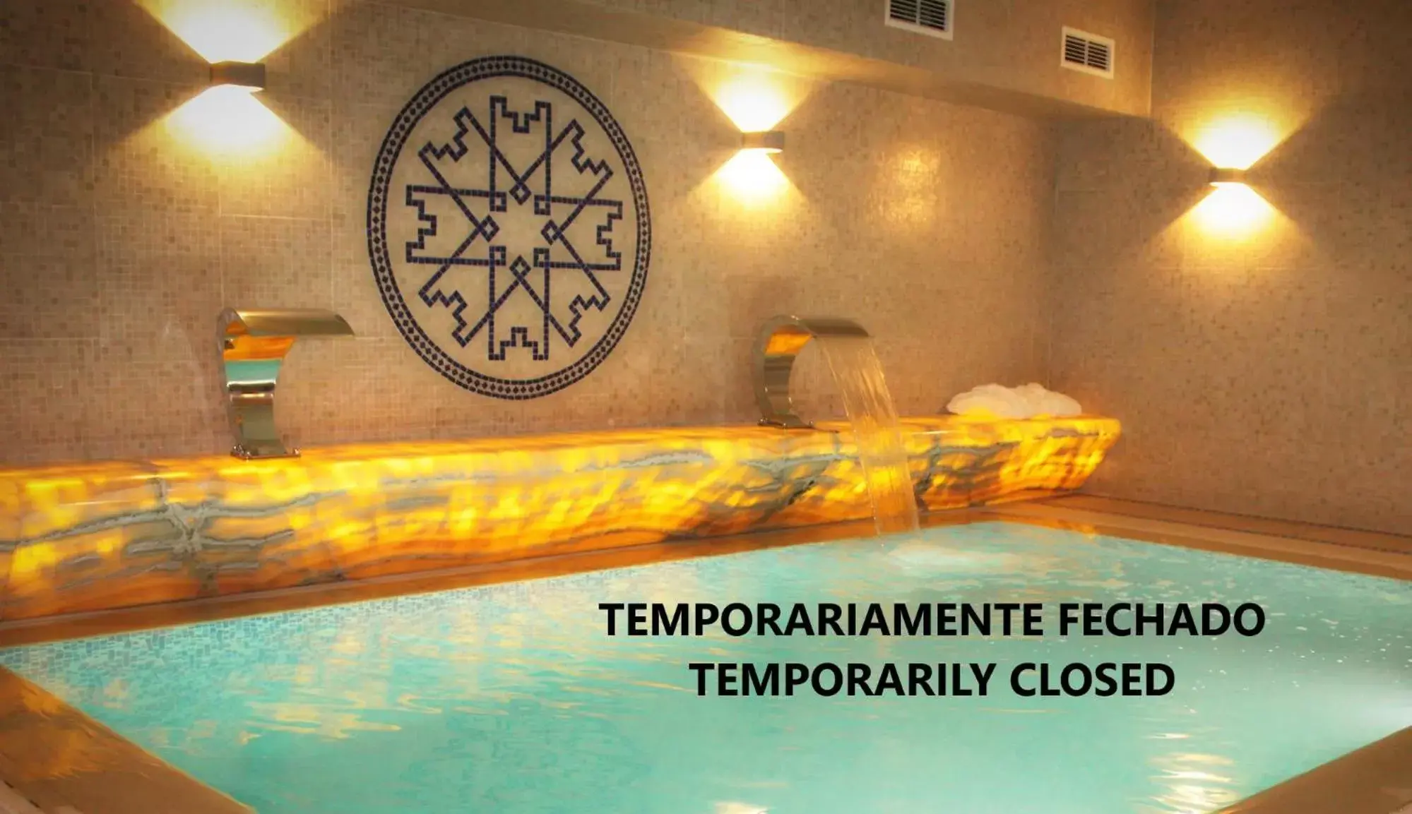 Swimming pool in Castelo Hotel