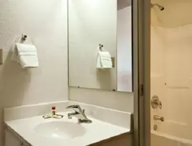 Bathroom in Days Inn by Wyndham Warsaw