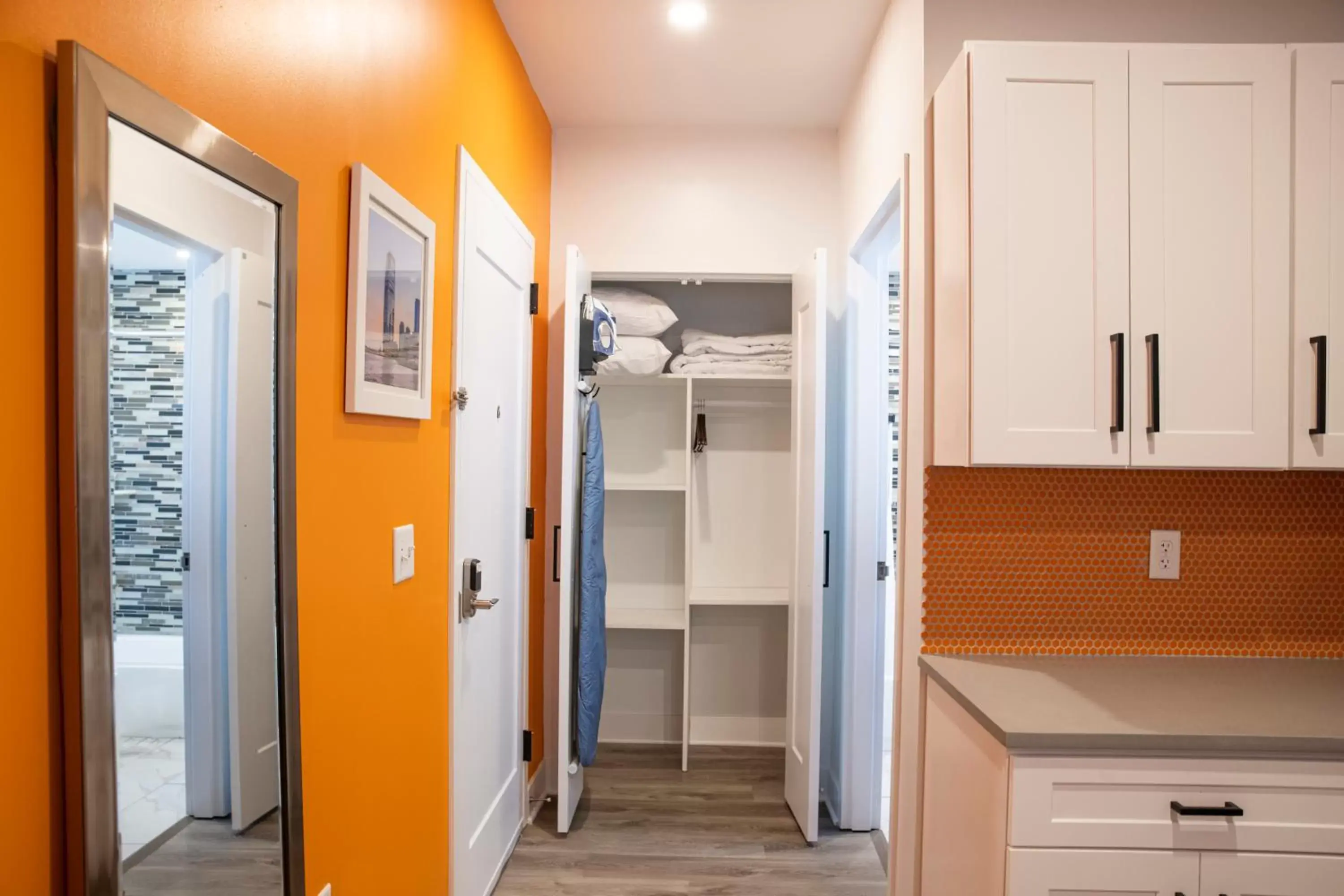 Kitchen or kitchenette in Peachtree Suites - Jersey City