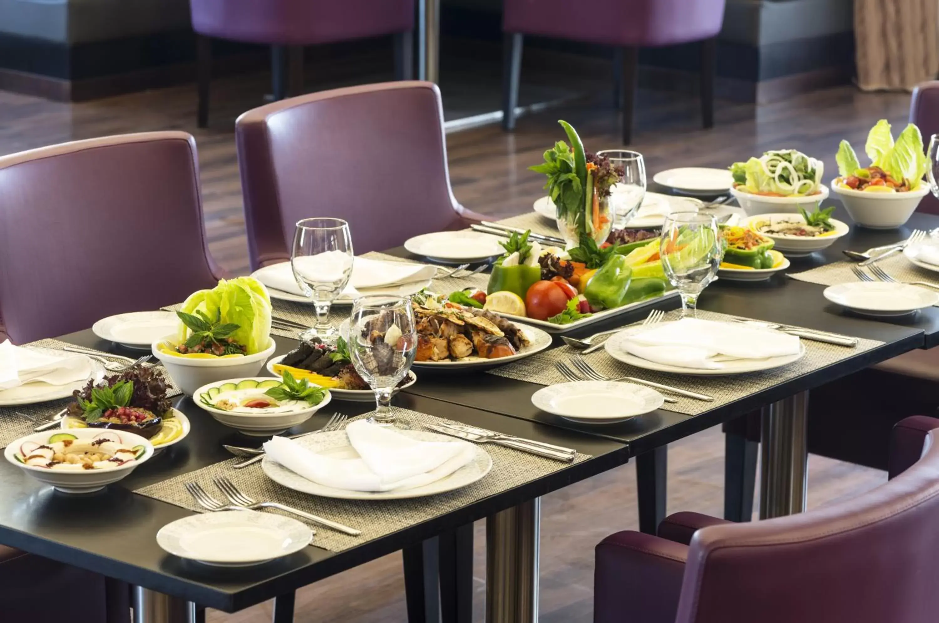 Restaurant/places to eat in Corp Amman Hotel