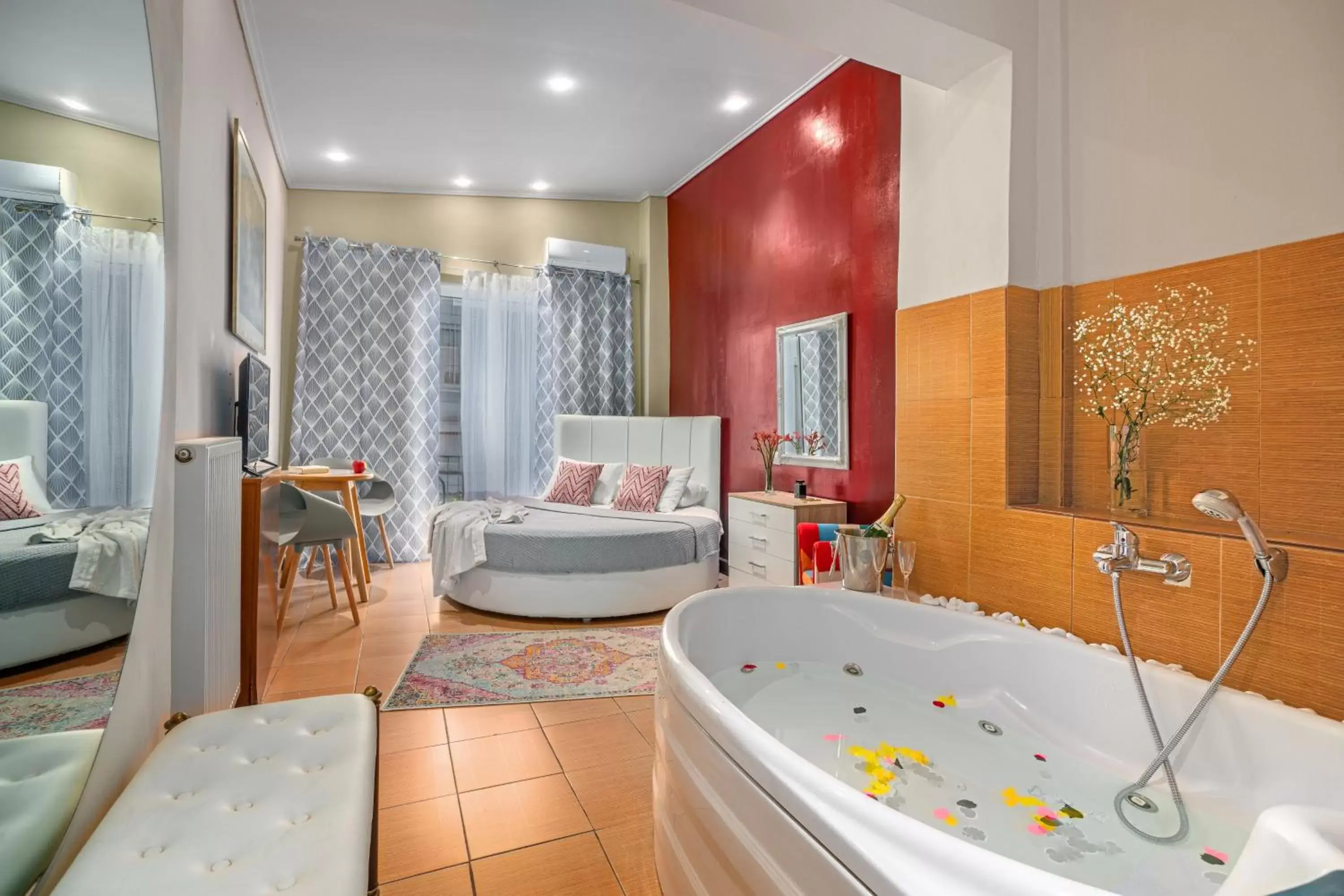 Hot Tub, Bathroom in Zen Hotel