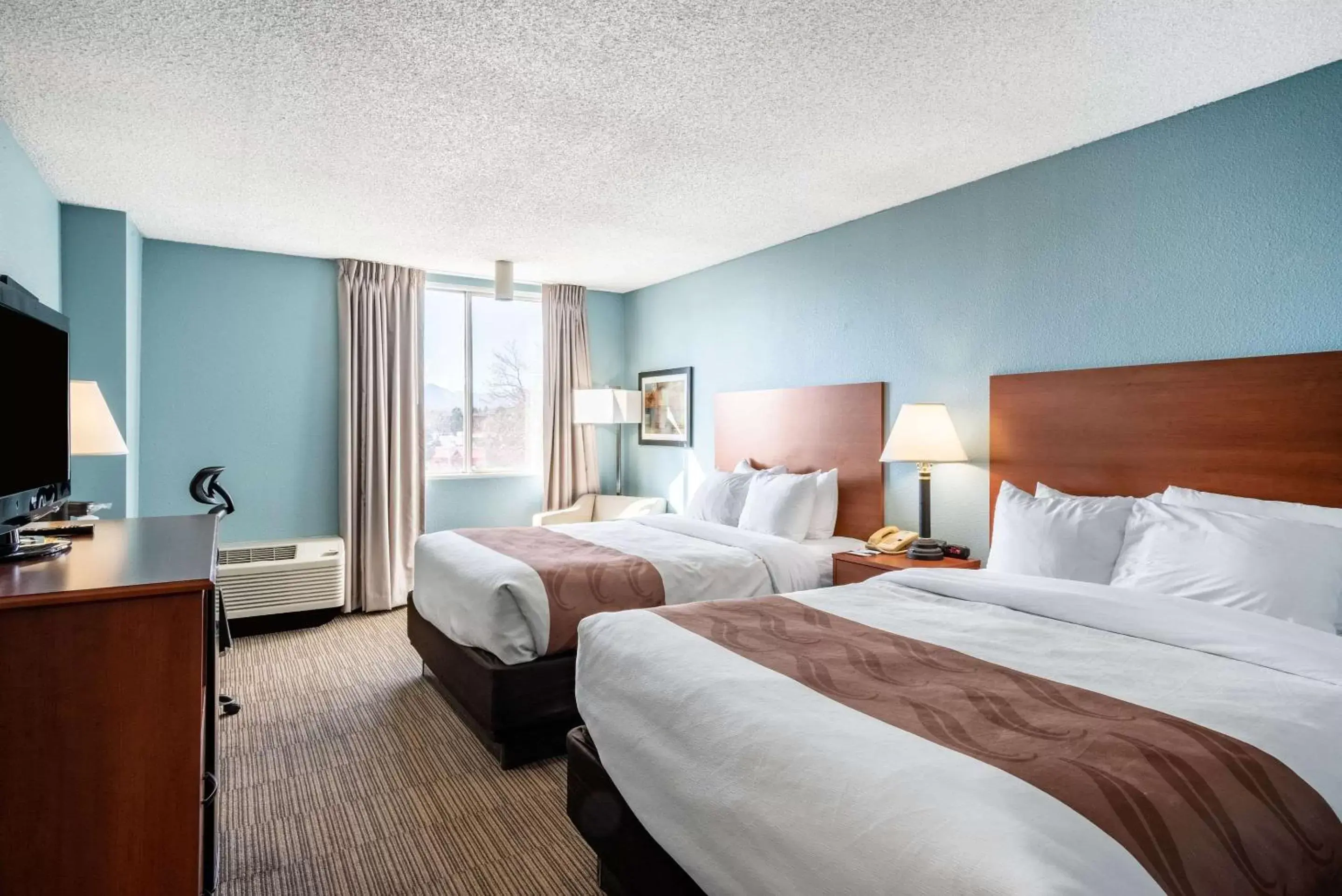 Photo of the whole room, Bed in Quality Inn & Suites Garden Of The Gods