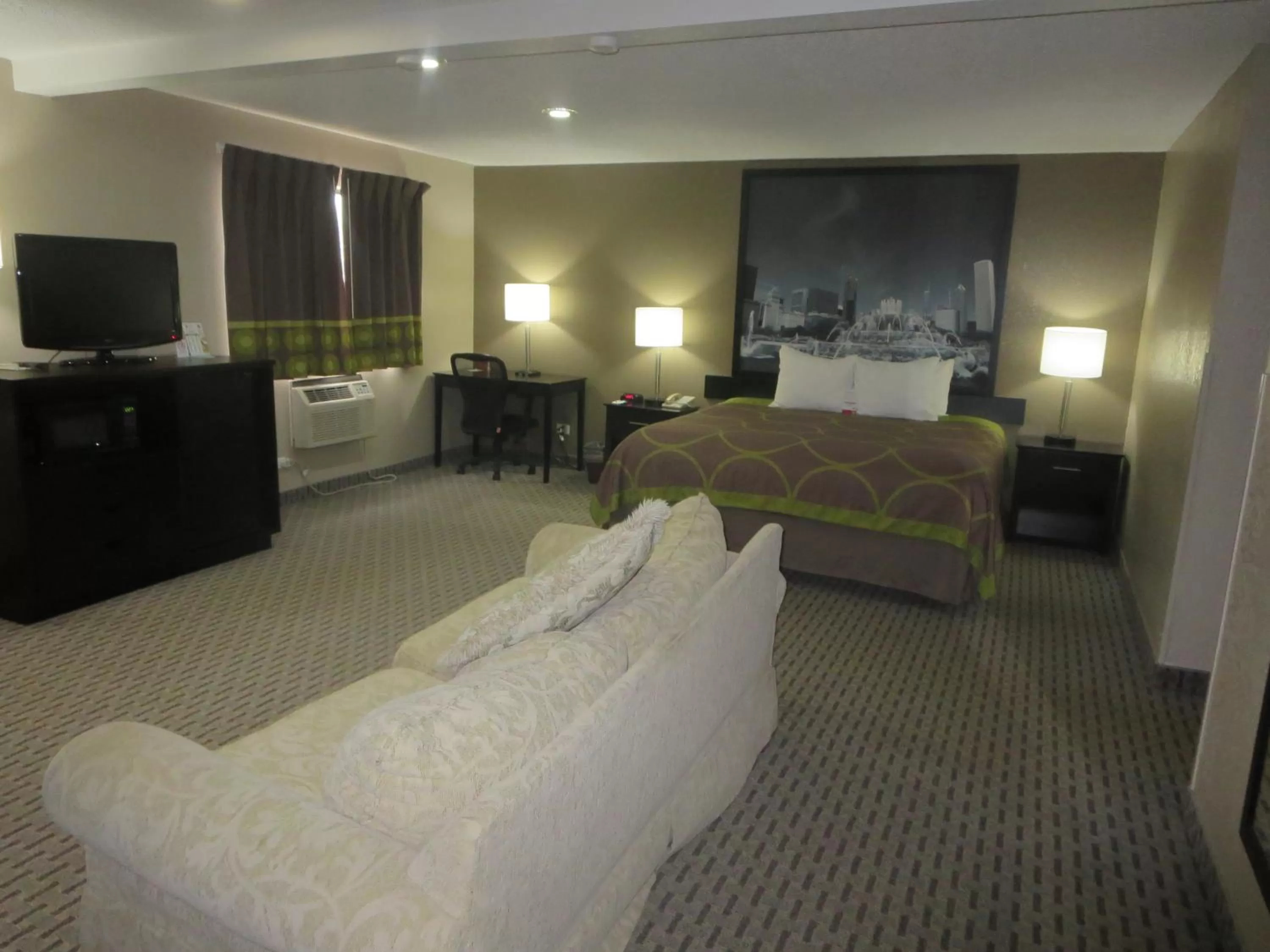 Seating area, Bed in Super 8 by Wyndham Mundelein/Libertyville Area