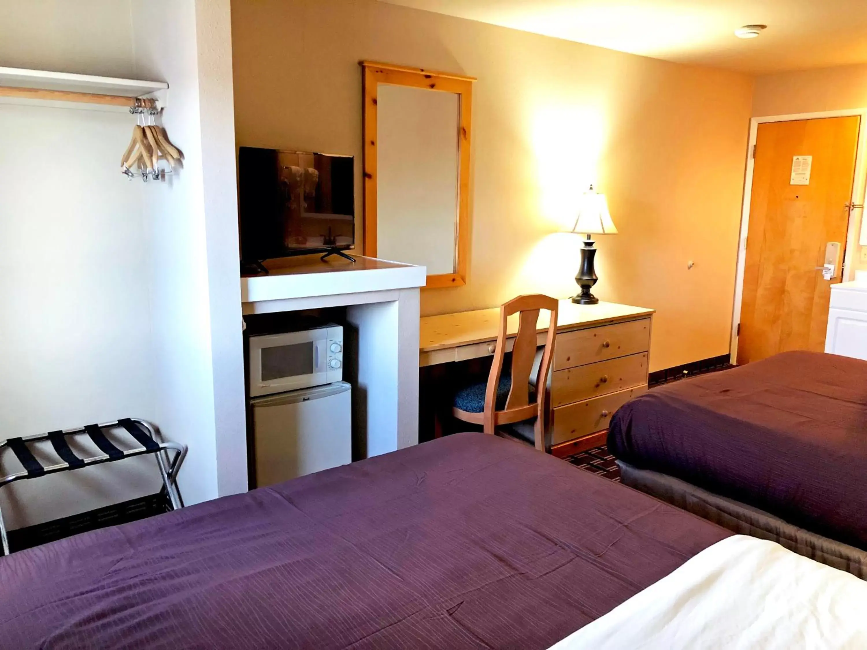 Bedroom, Bed in FairBridge Inn - Coeur d'Alene Bedroom, Bed in FairBridge Inn - Coeur d'Alene