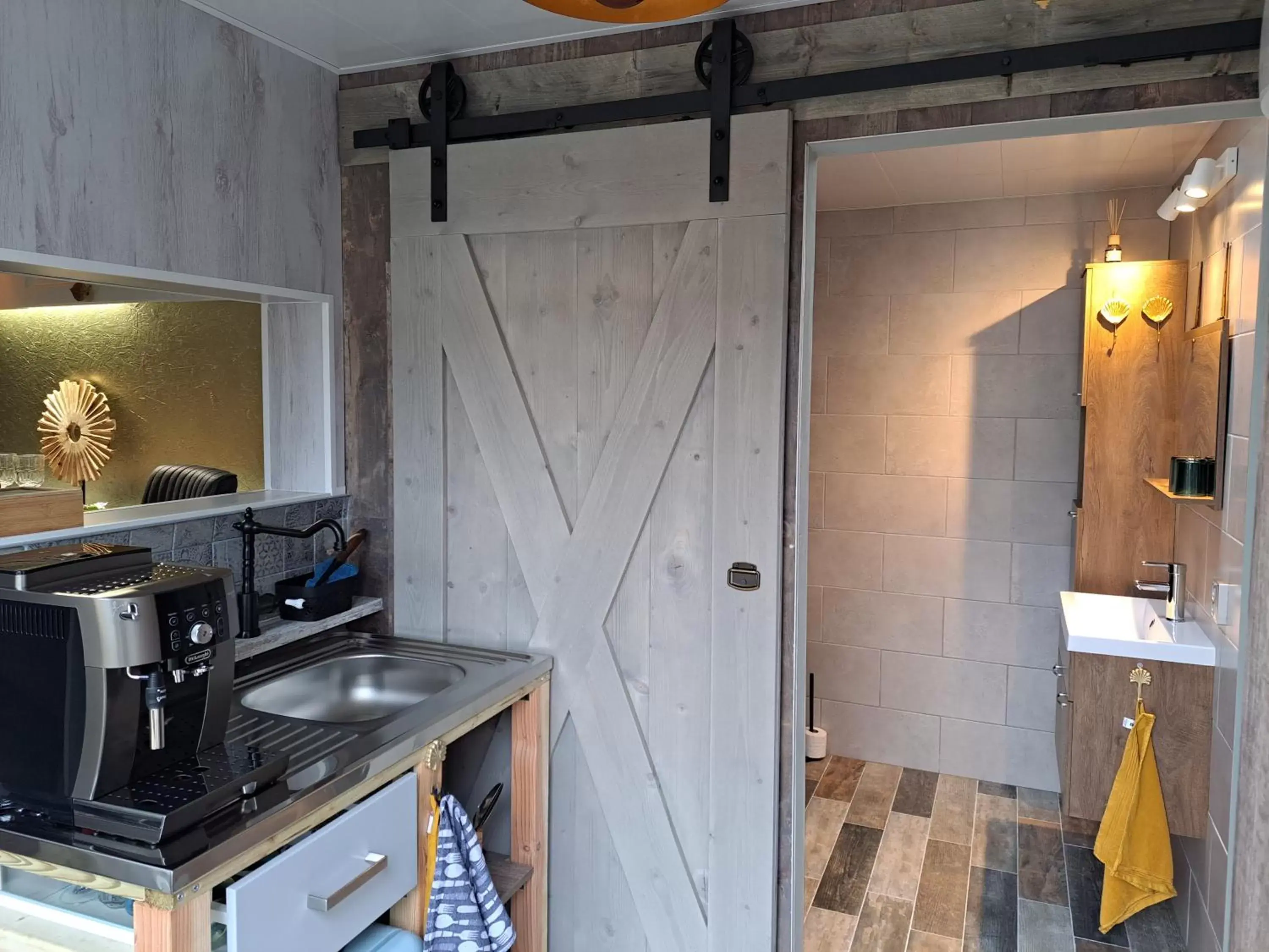 Bathroom, Kitchen/Kitchenette in bnbheerhugowaard wooden