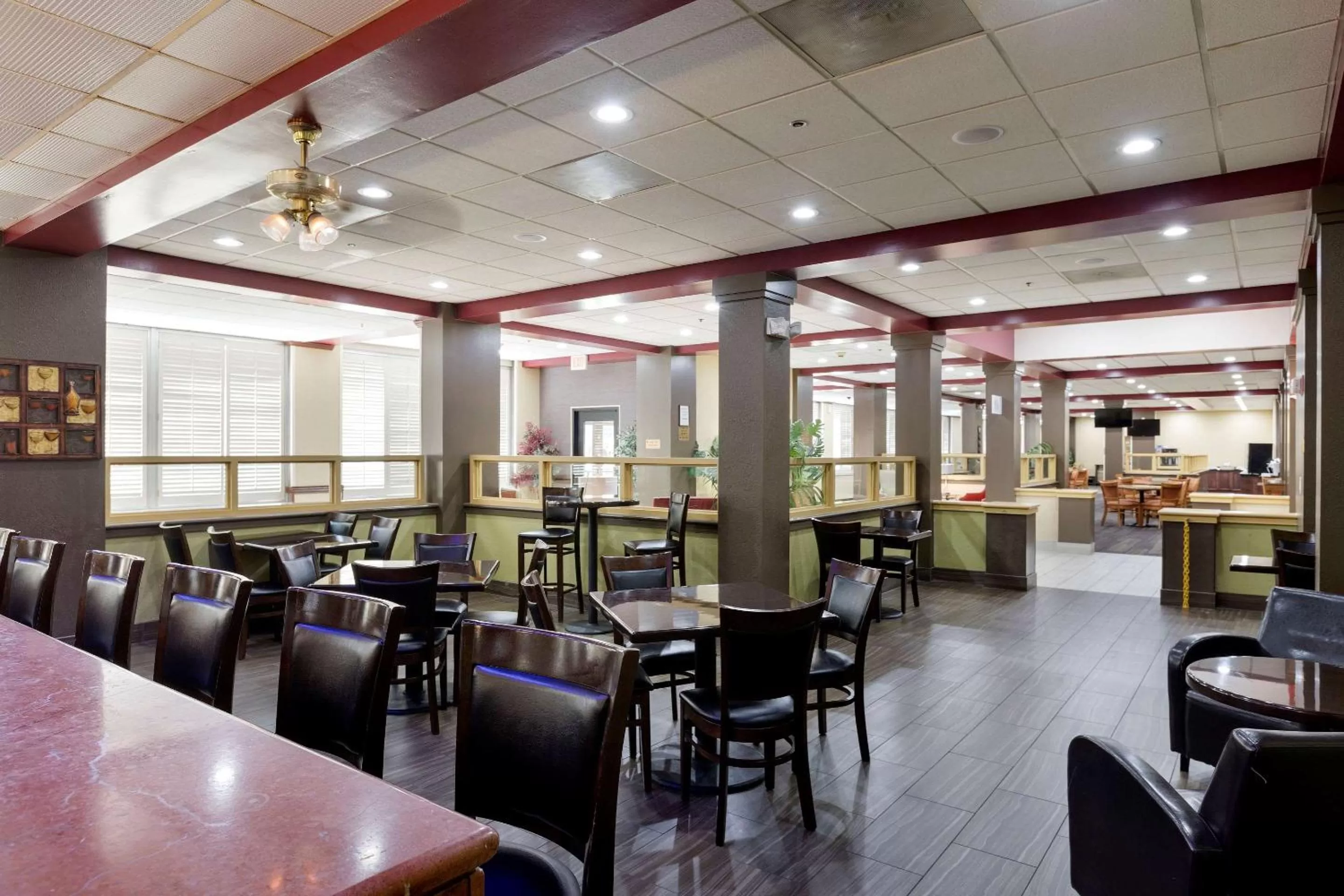 Lounge or bar in Clarion Hotel Detroit Metro Airport