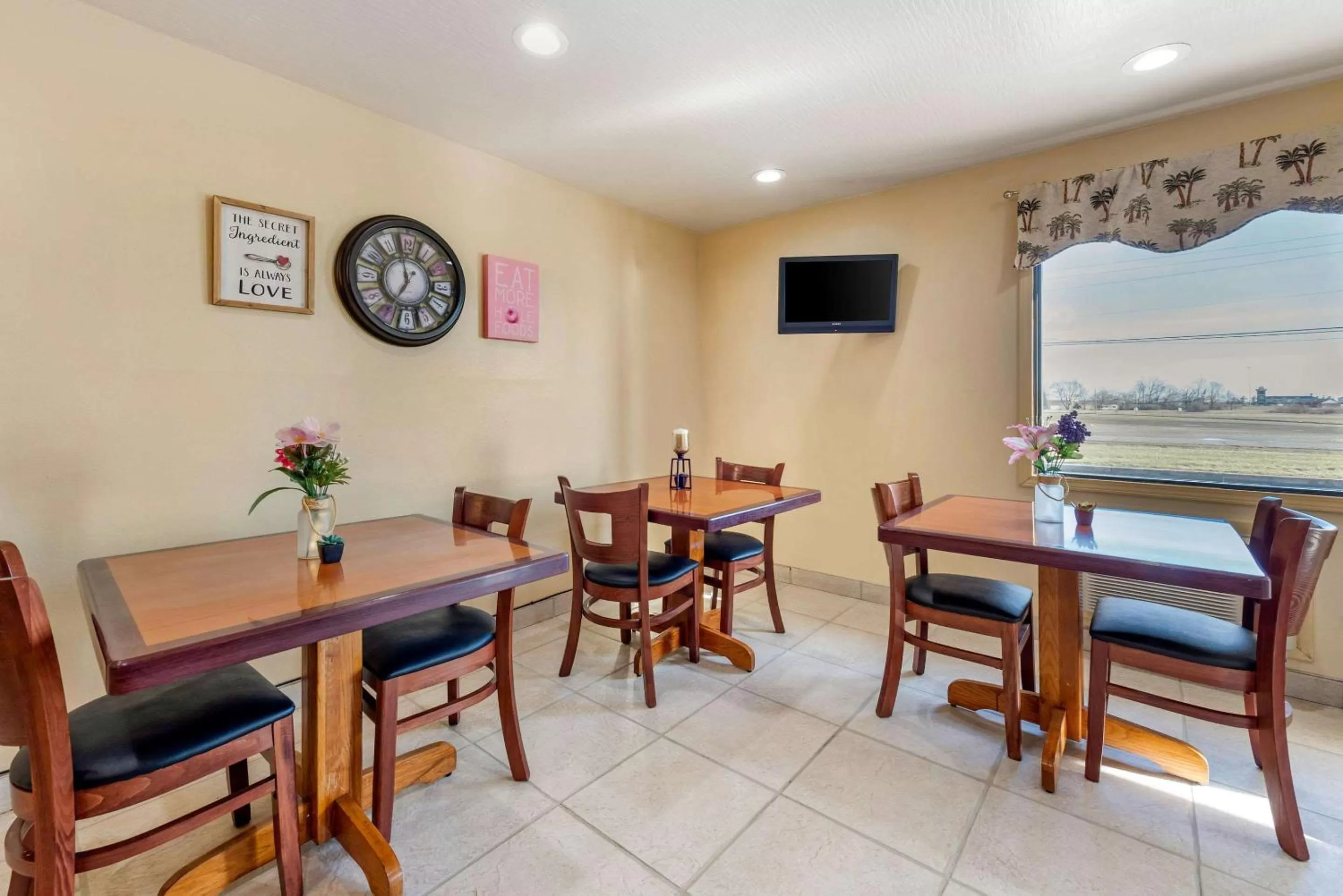 Dining area in Rodeway Inn