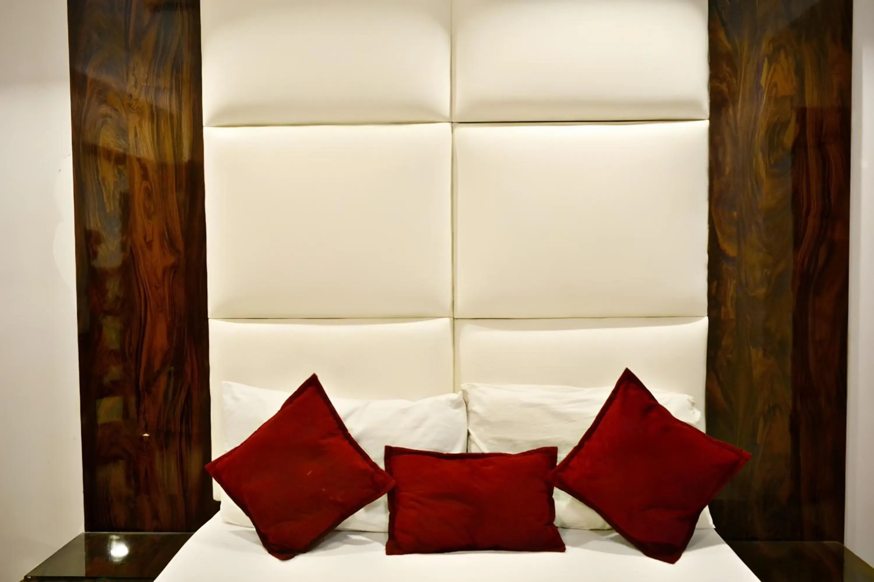 Bed, Seating Area in Hotel Sun International