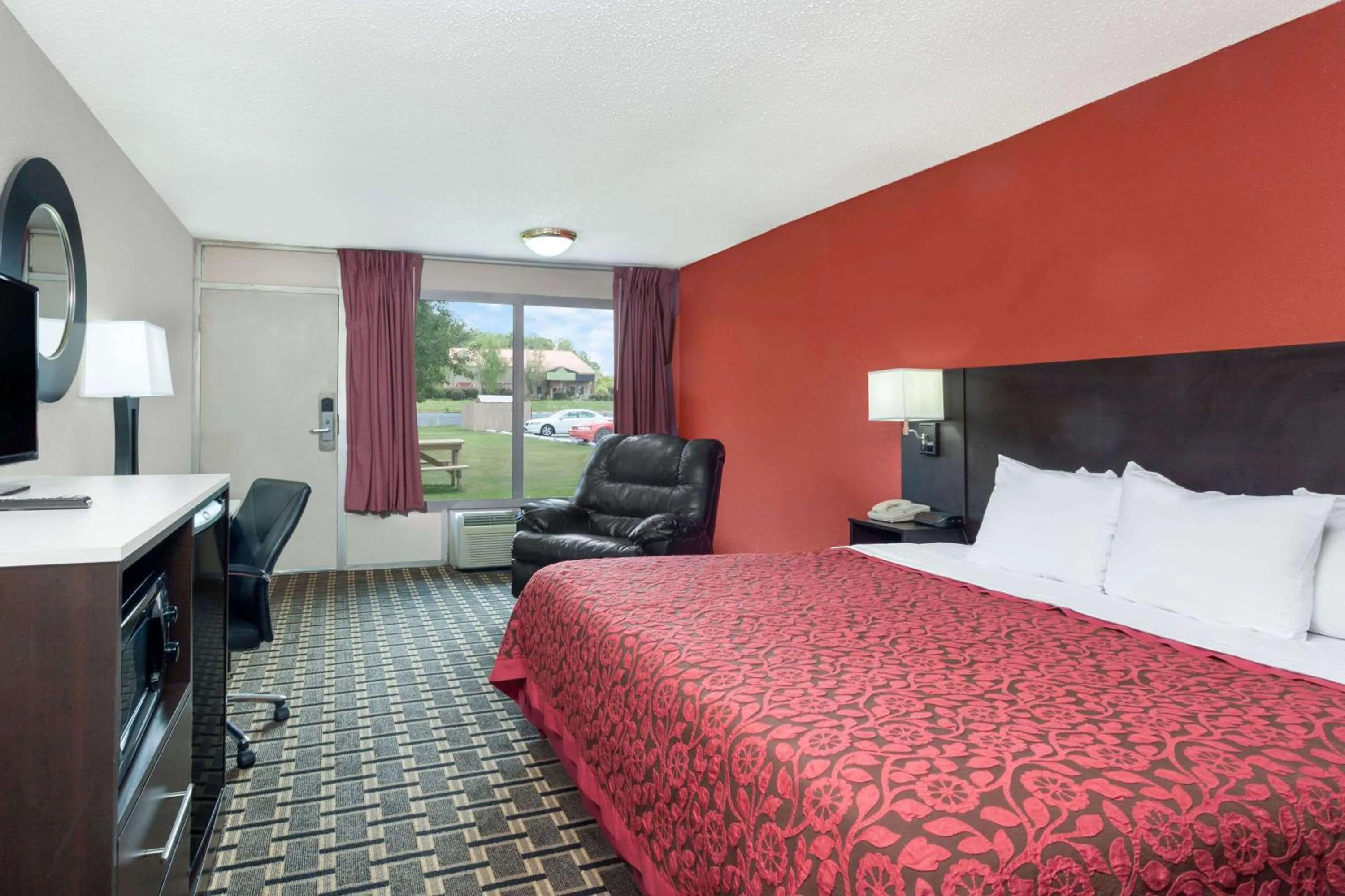 Photo of the whole room, Bed in Days Inn by Wyndham Cullman