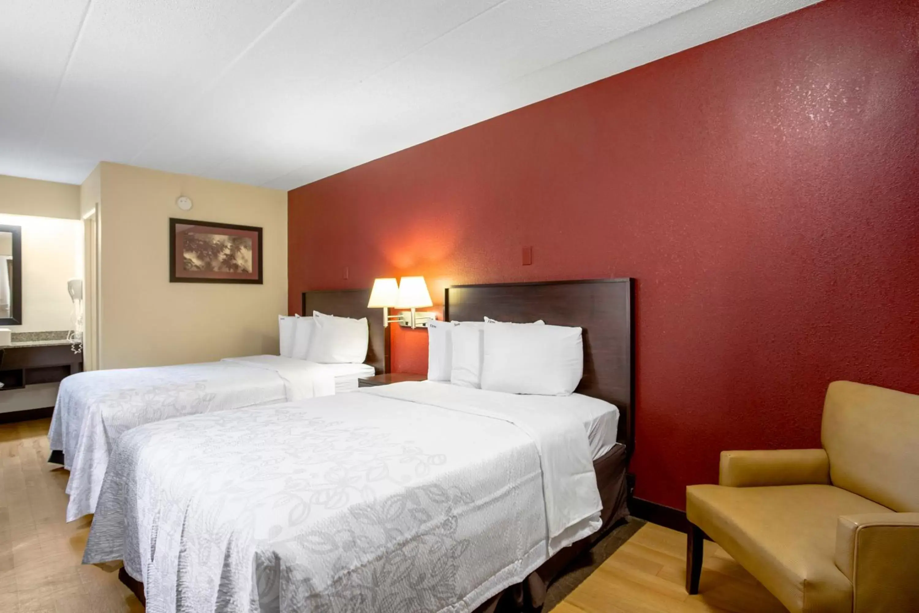 Photo of the whole room, Bed in Red Roof Inn PLUS+ Baltimore-Washington DC/BWI Airport