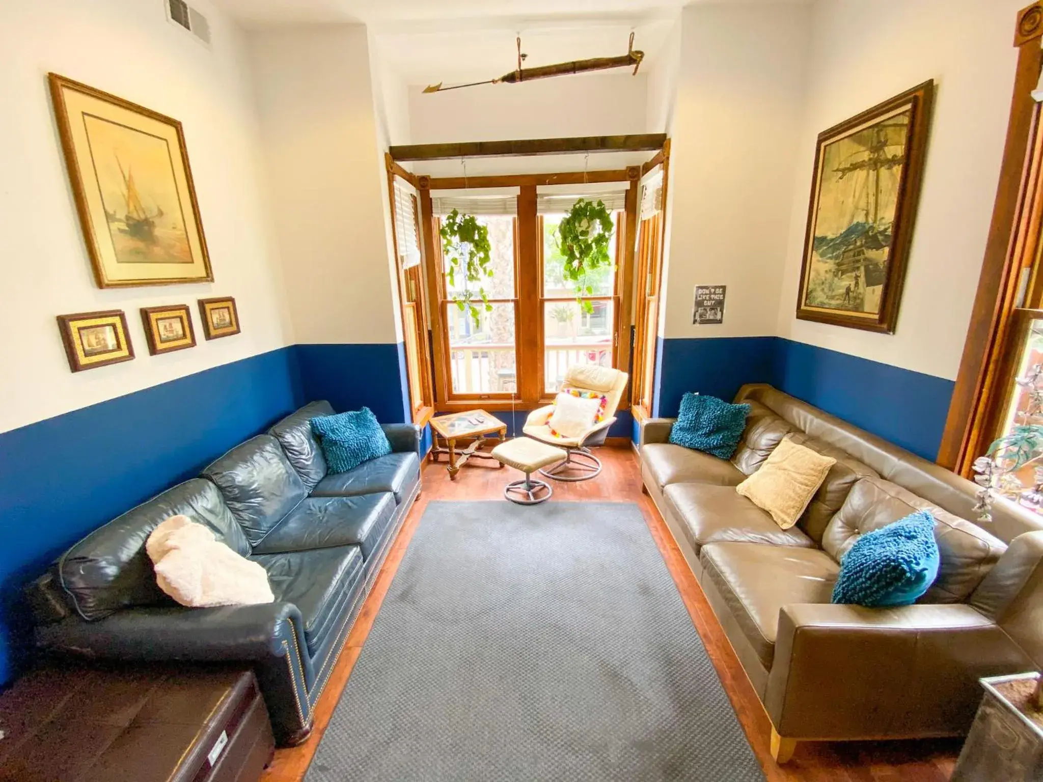 Communal lounge/ TV room, Seating Area in International Travelers House Adventure Hostel