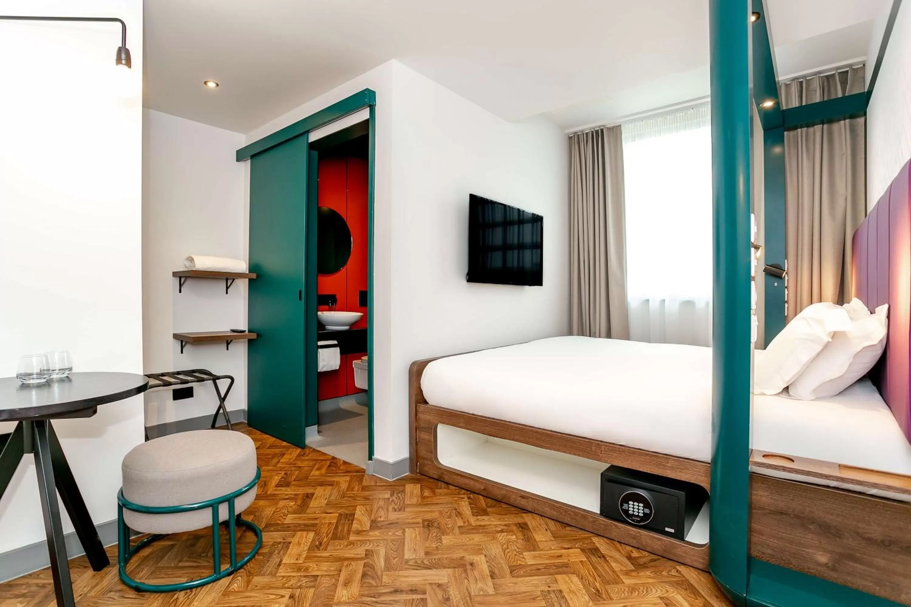 Bedroom, Bed in YOTEL Manchester Deansgate