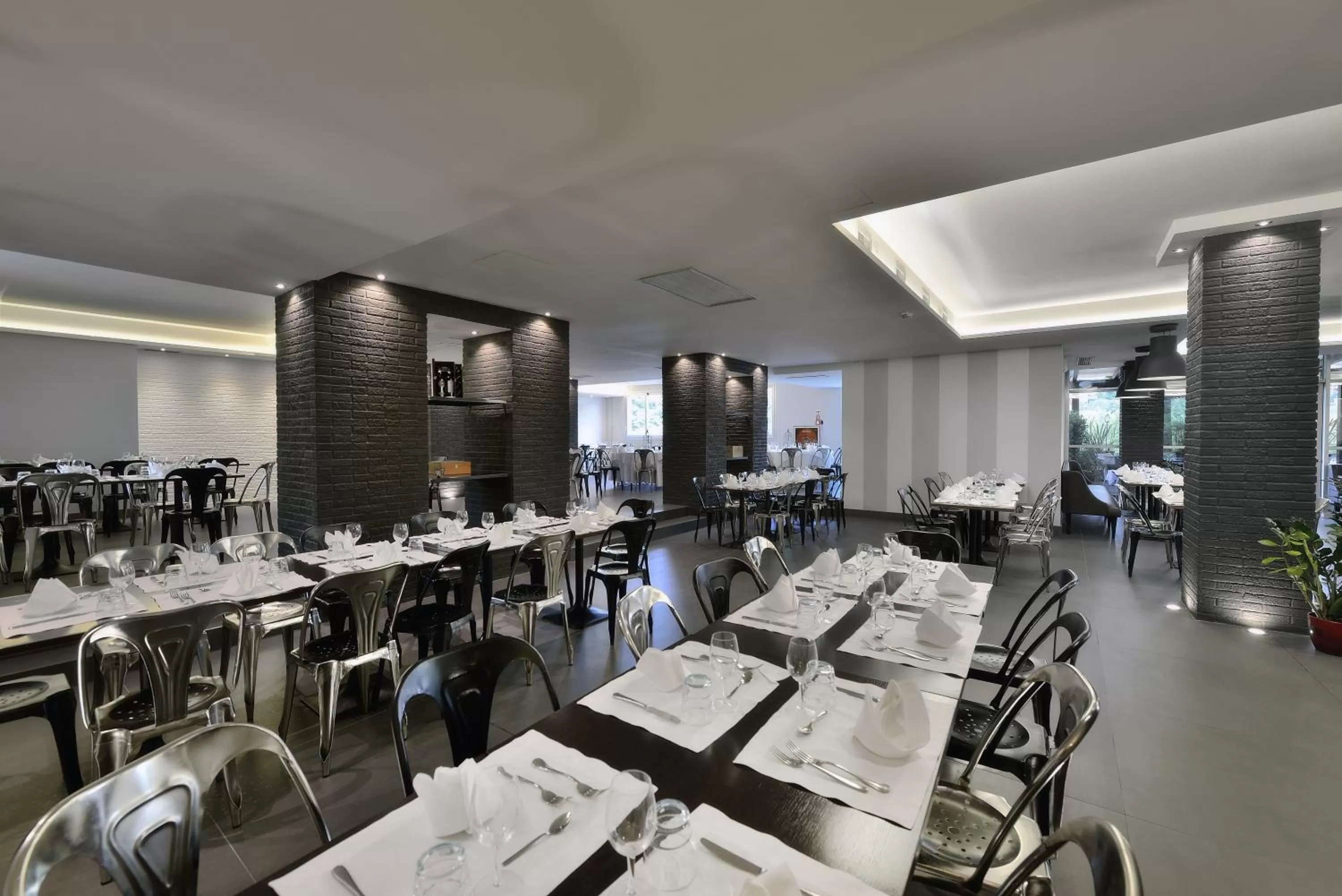 Restaurant/places to eat in La Meridiana Bleisure Hotel