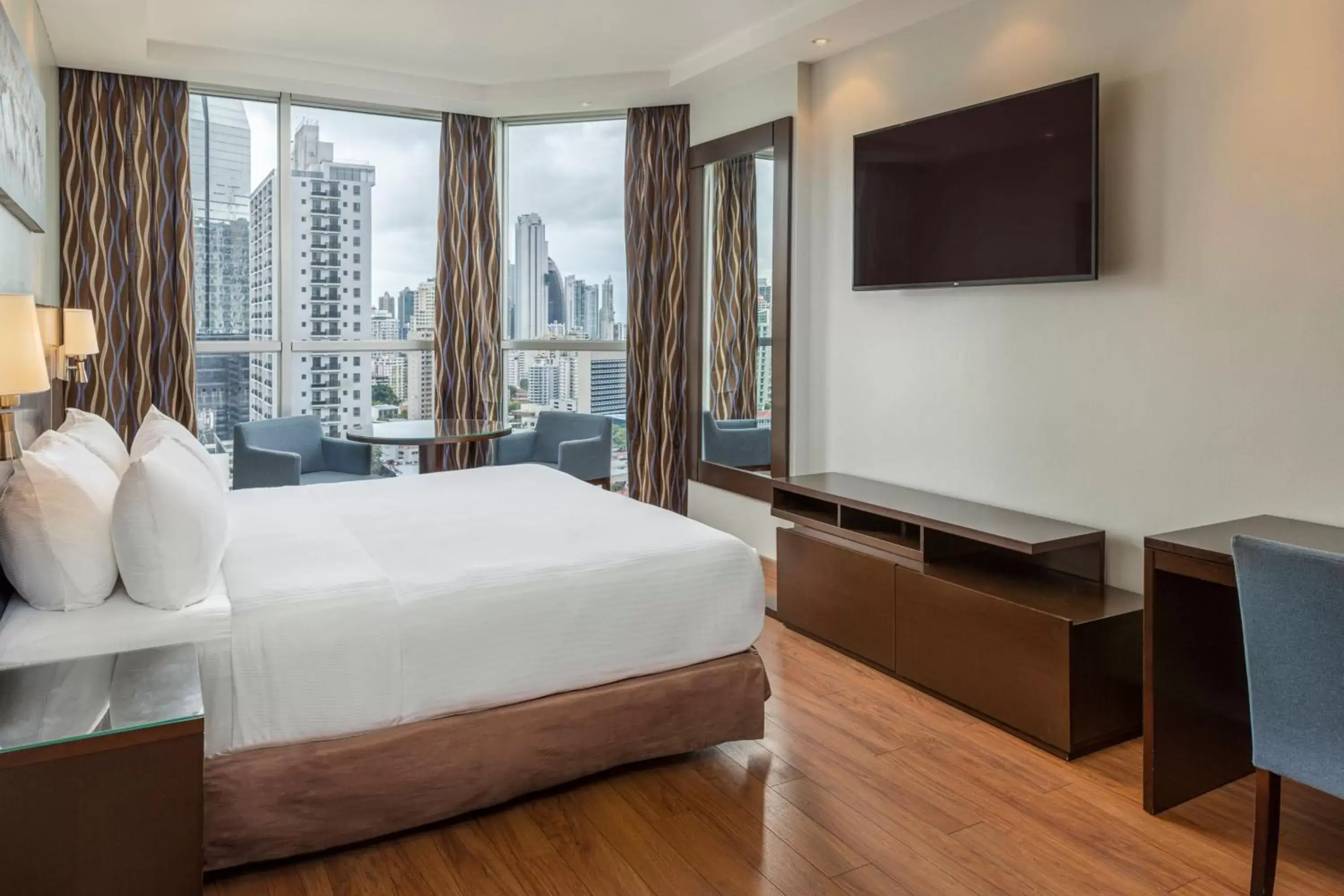 Photo of the whole room, Bed in Marriott Executive Apartments Panama City, Finisterre
