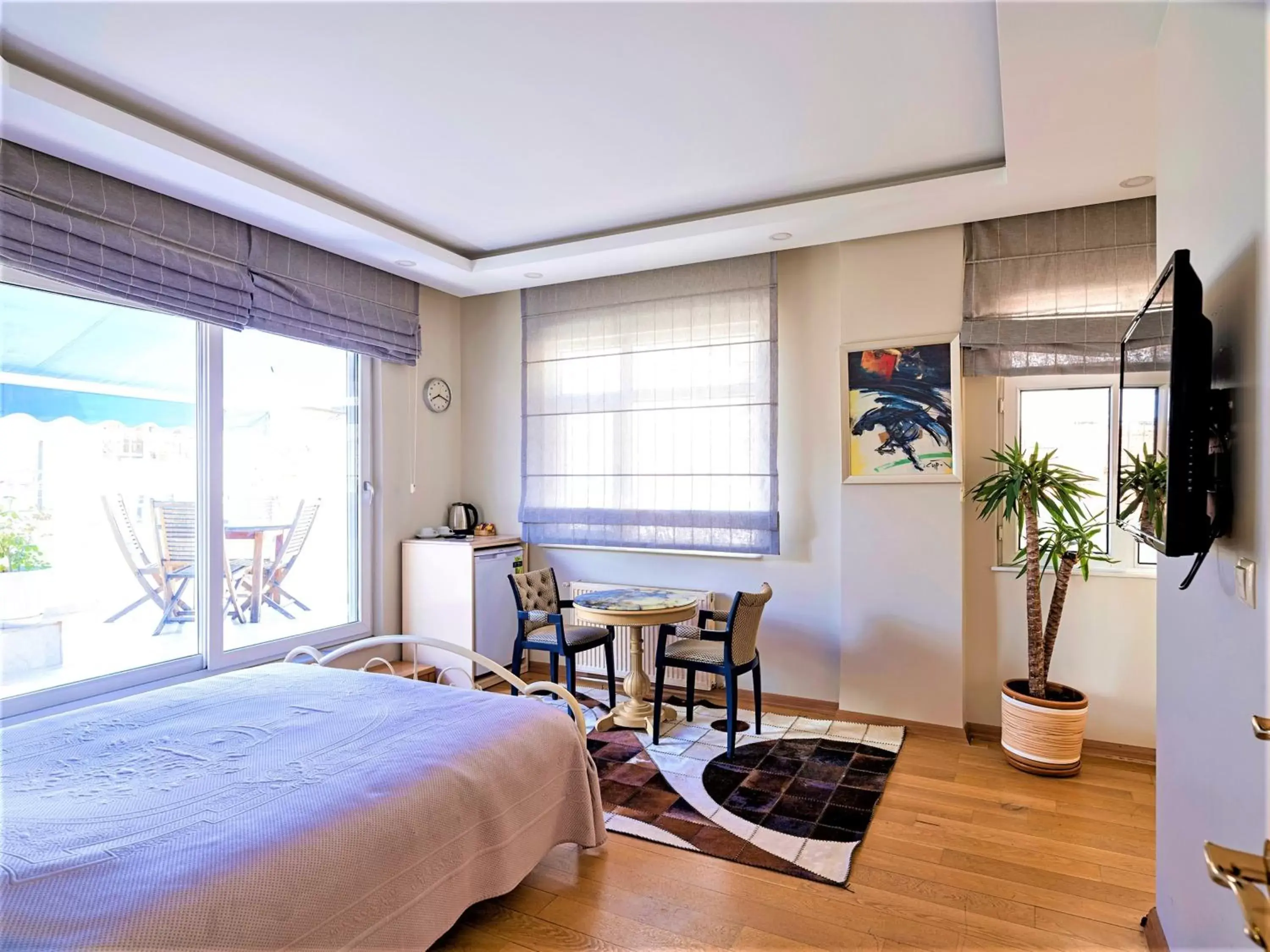 Communal lounge/ TV room in Ragip Pasha Apartments