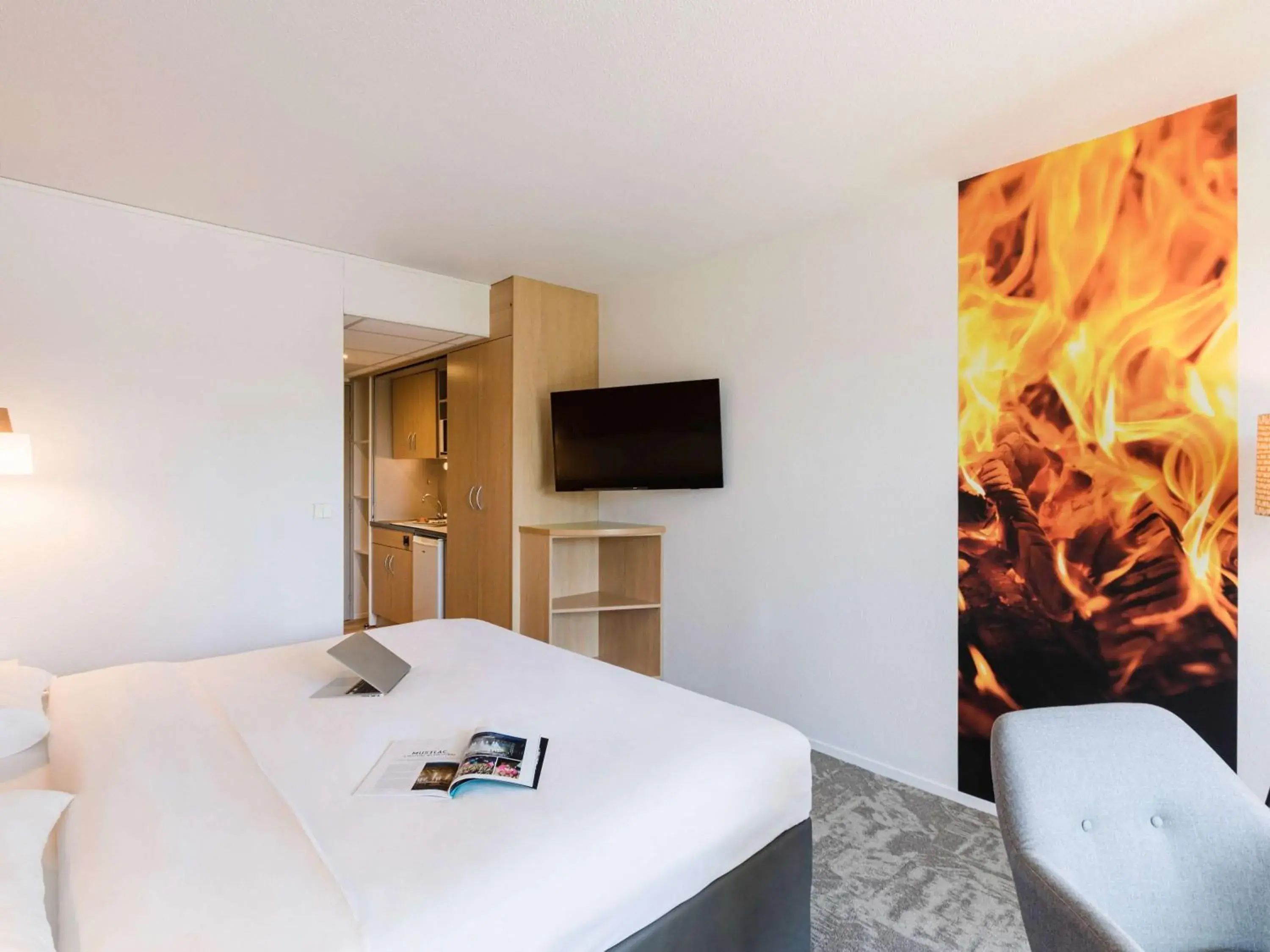 Photo of the whole room, TV/Entertainment Center in ibis Styles Aix les Bains