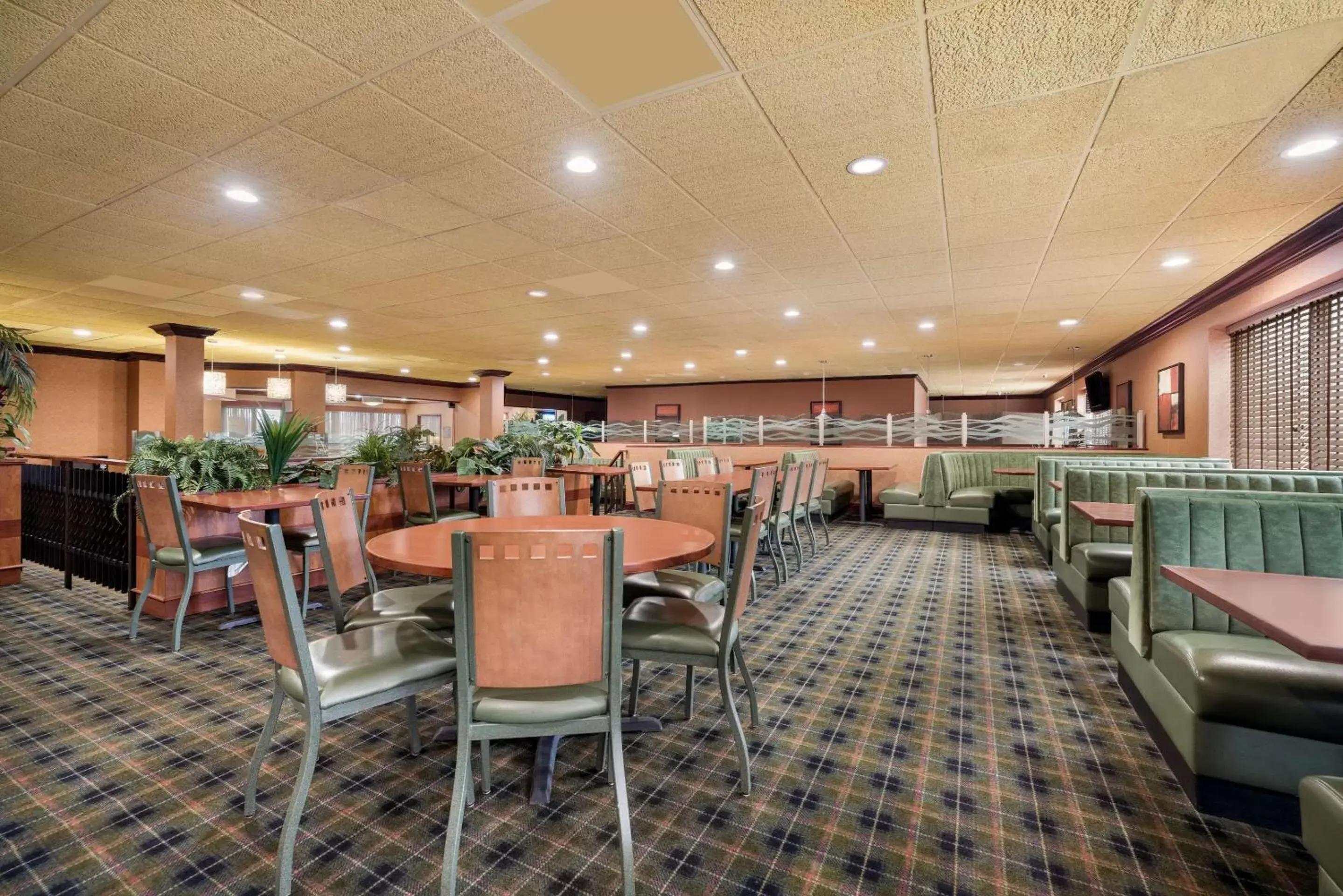 Breakfast, Restaurant/Places to Eat in Quality Inn and Suites Fairgrounds - Syracuse