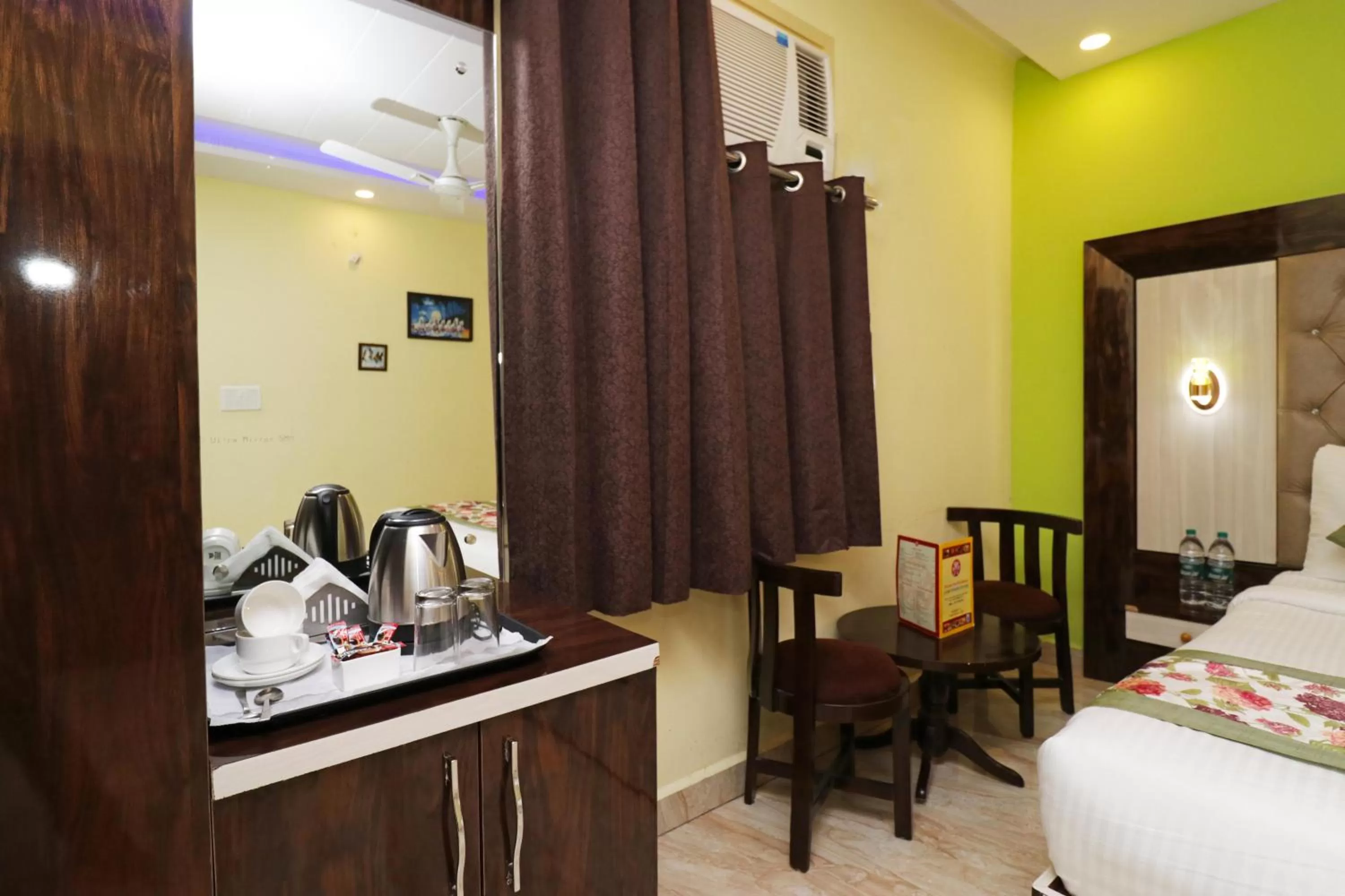 Coffee/tea facilities, Bed in Airport Hotel Shivaka Inn