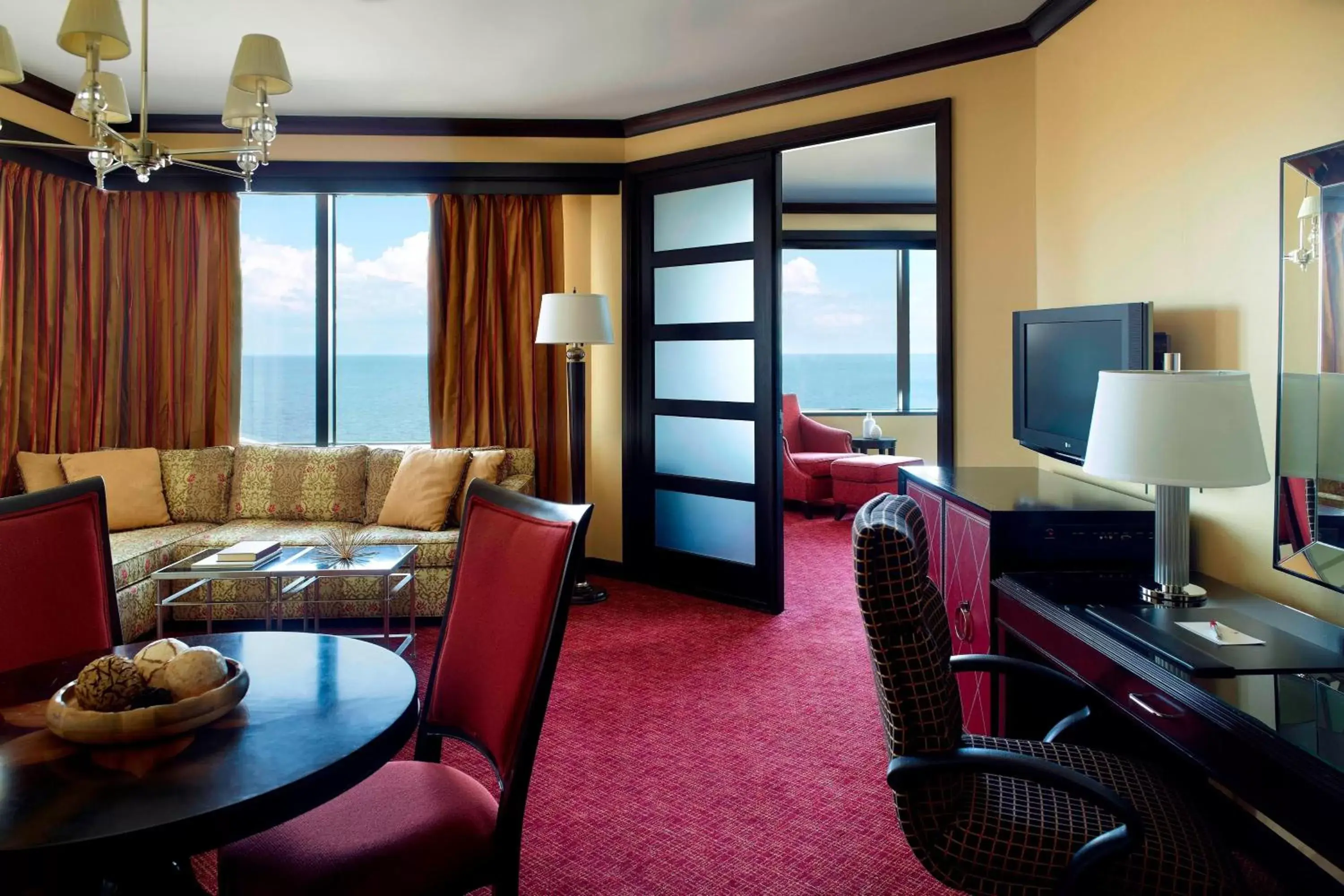 Living room, Seating Area in New Orleans Marriott Metairie At Lakeway