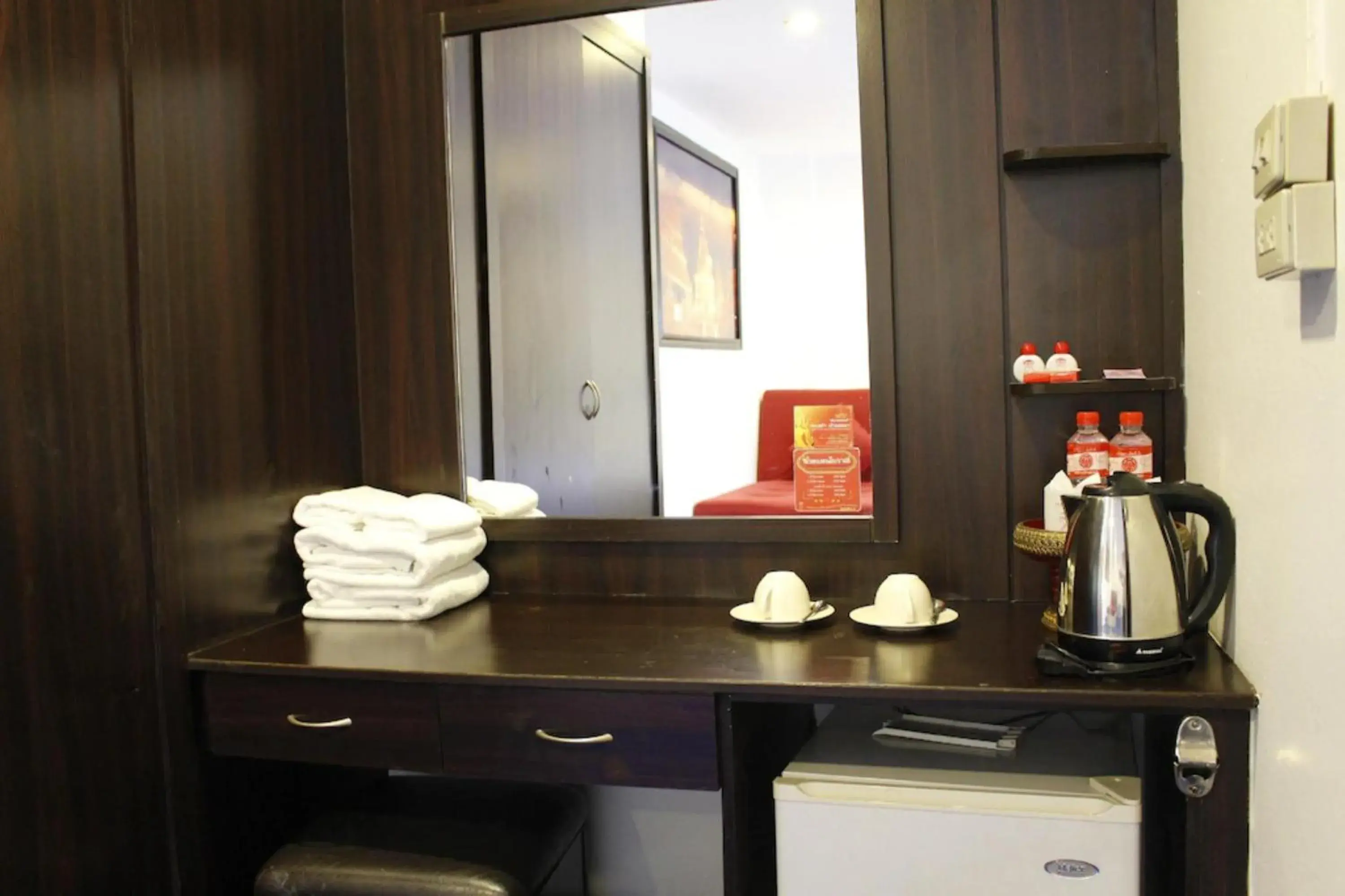 Bedroom, Coffee/Tea Facilities in Nim Hotel