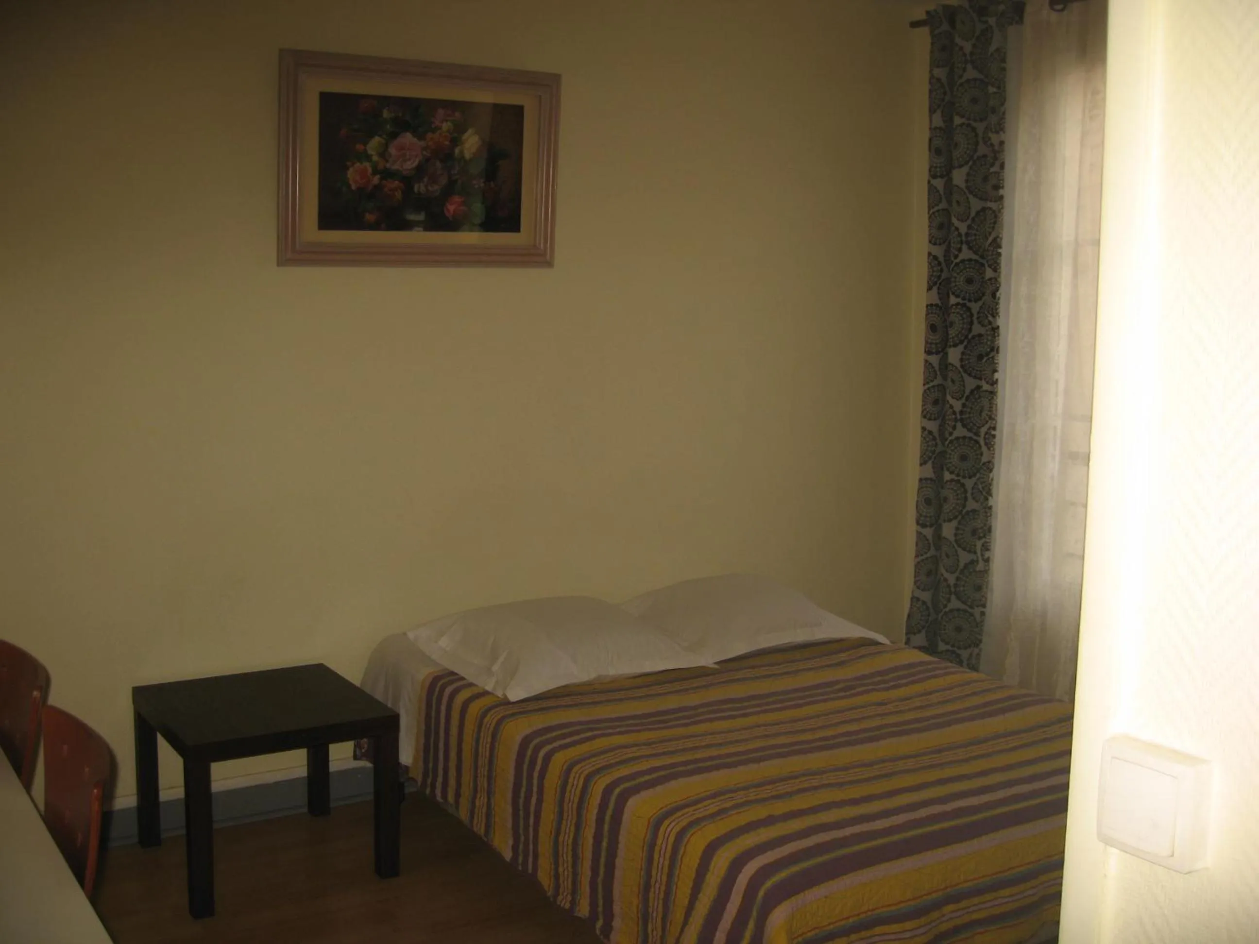 Photo of the whole room in Au Royal Mad