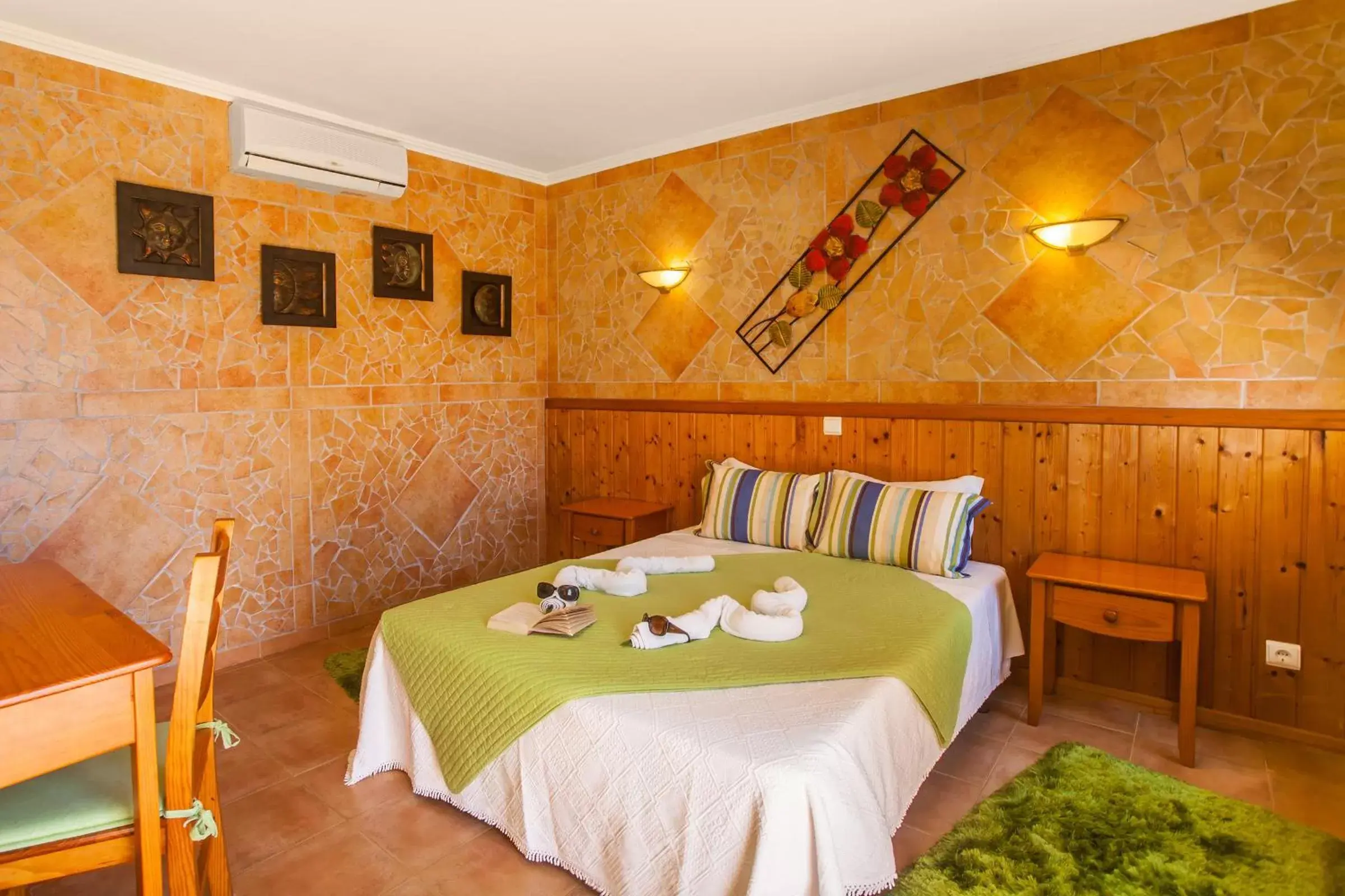 Bedroom, Bed in Montinho De Ouro