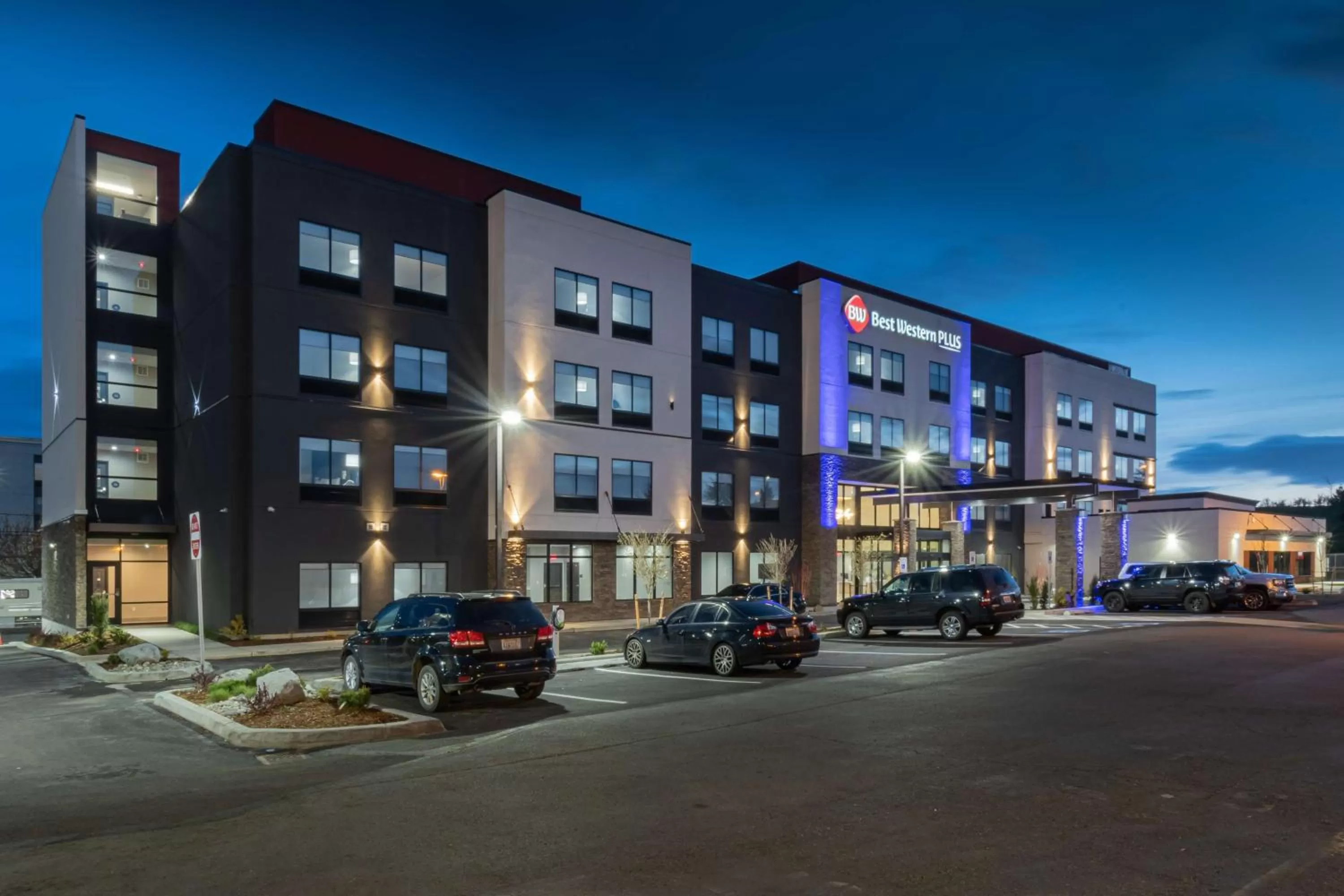 Property building in Best Western Plus Tacoma Hotel