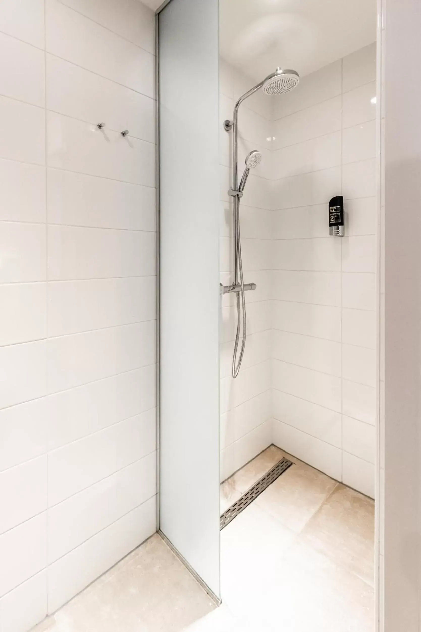 Shower, Bathroom in Melrose Hotel