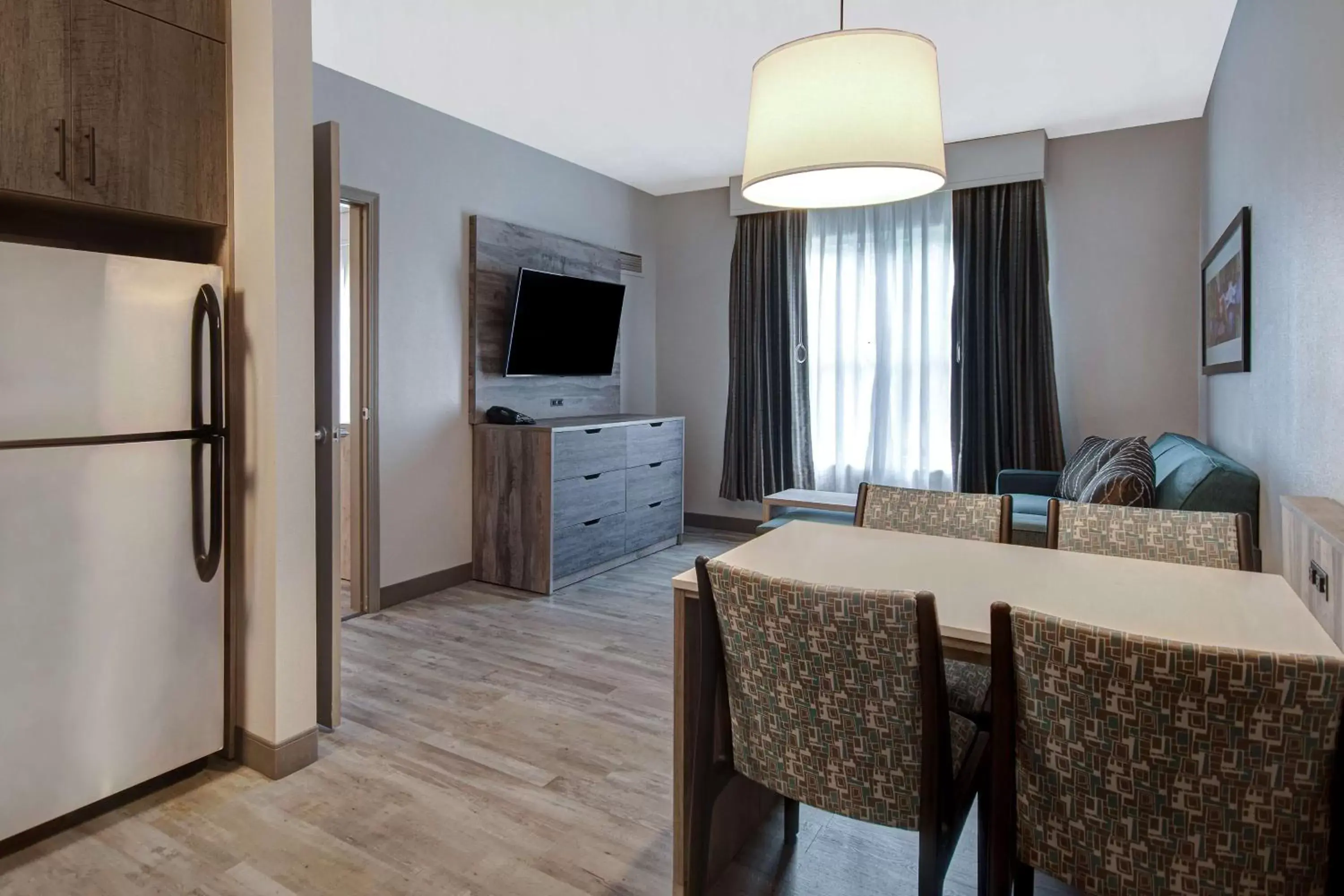 Kitchen or kitchenette, Dining Area in Homewood Suites By Hilton Lexington